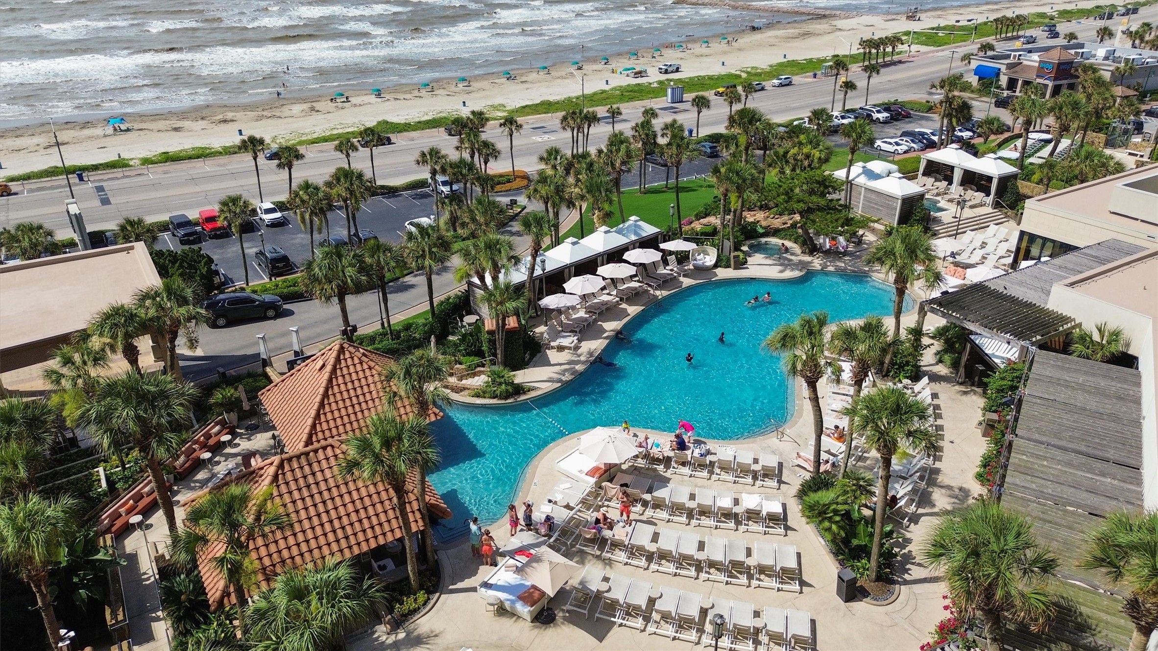 Multiple resort-style pools create a true vacation
atmosphere, offering inviting spaces to cool off,
relax, and spend the day outdoors.