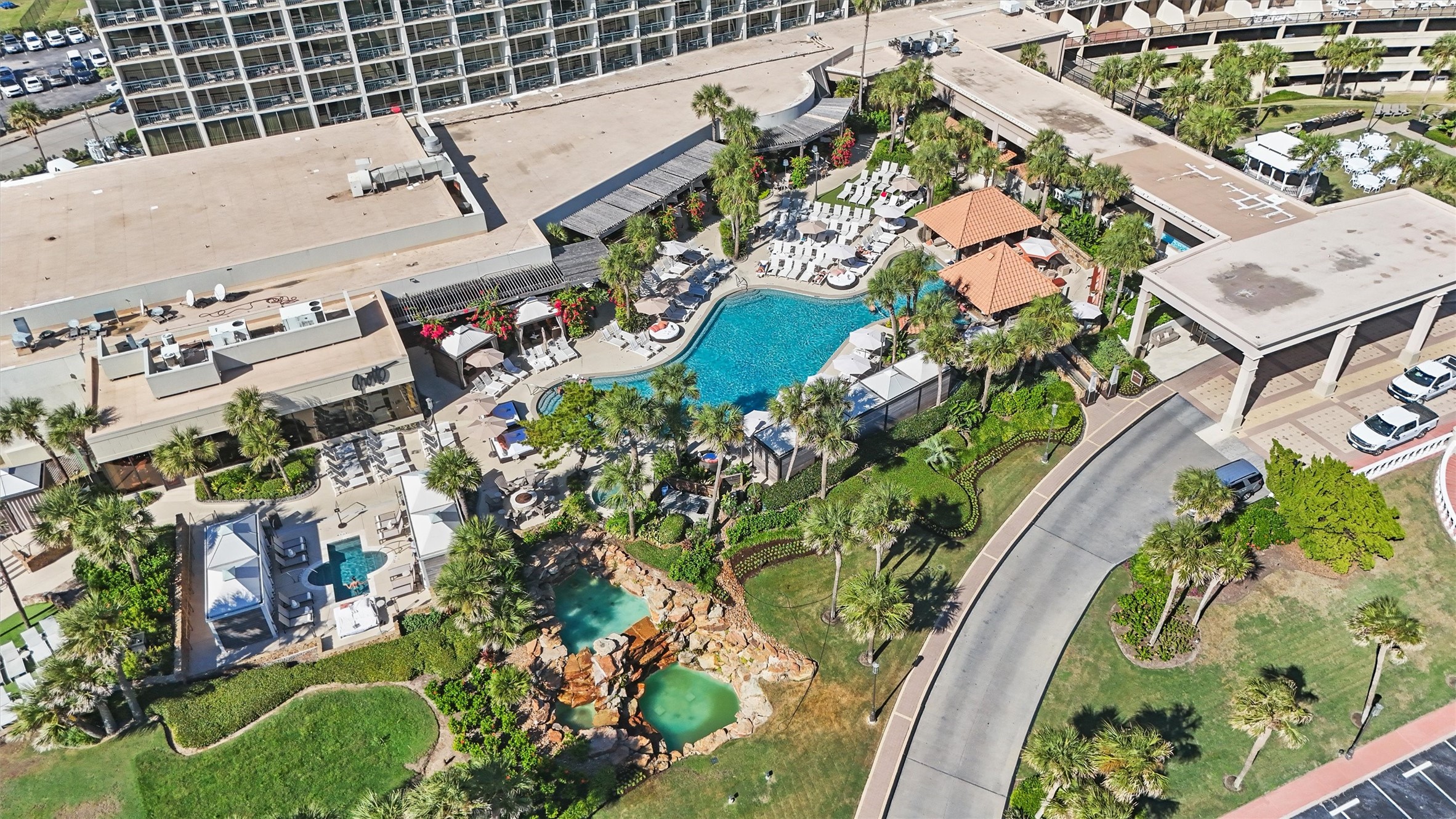 The property layout seamlessly integrates pools,
dining, and outdoor spaces, creating a cohesive
resort experience throughout the grounds.