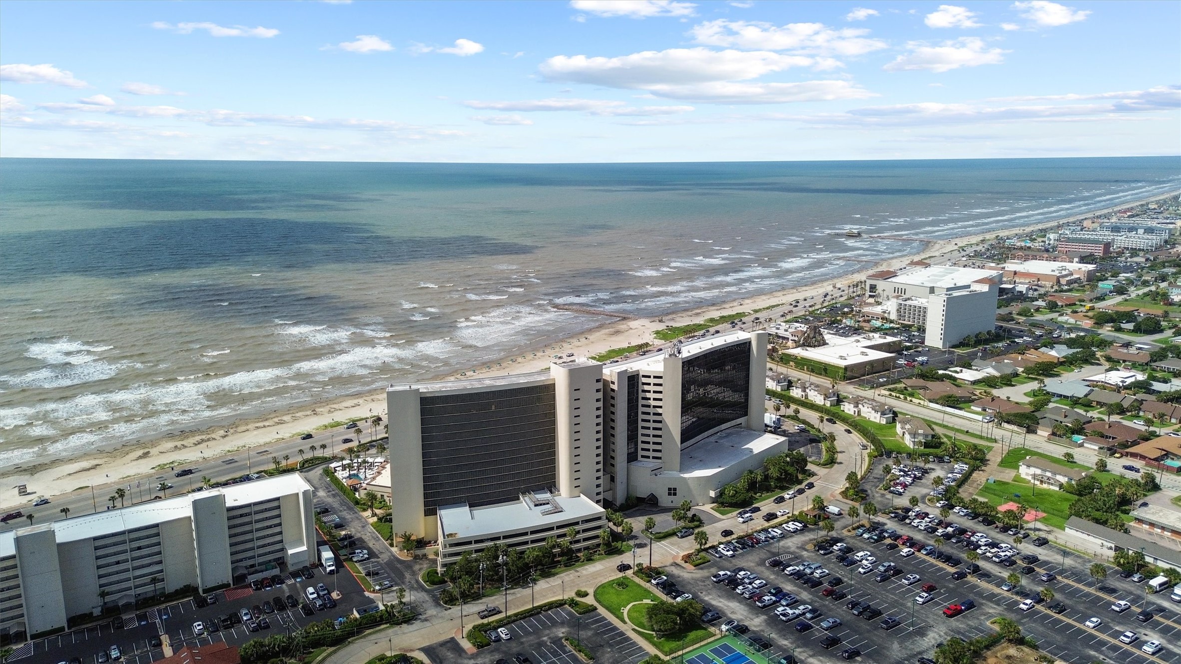 The surrounding coastal location offers unmatched
convenience to beaches, dining, and entertainment,
all anchored by resort-style living.
