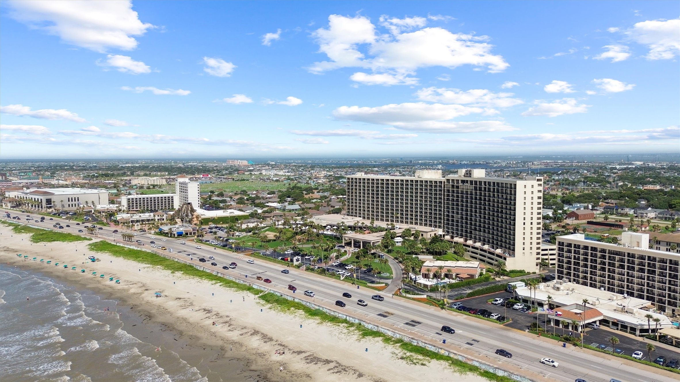 The resorts prime setting places you close to
Galvestons attractions while maintaining a private,
self-contained community feel.