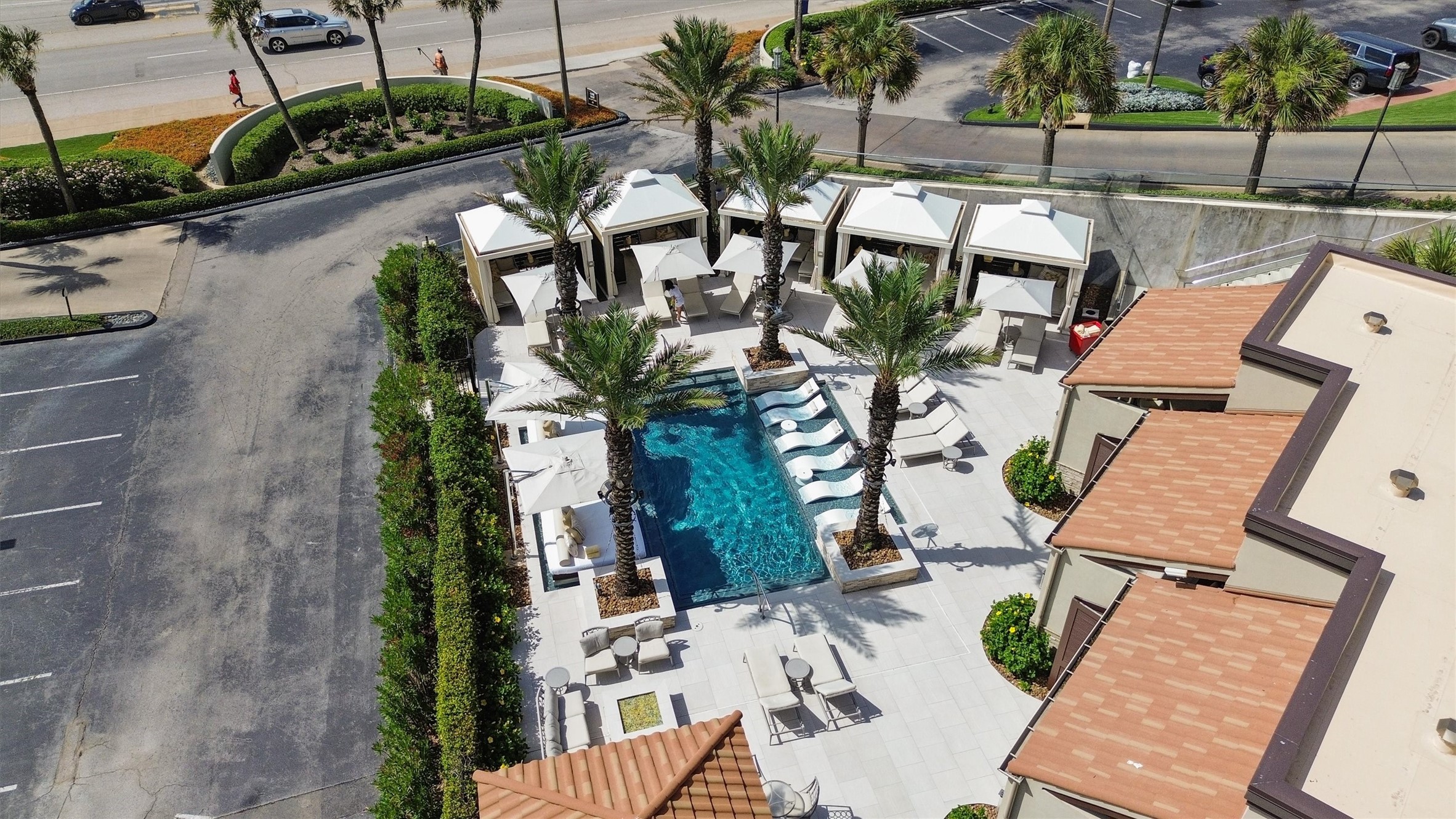 Thoughtfully designed poolside spaces include
ample seating and shaded areas, perfect for
unwinding between beach visits.