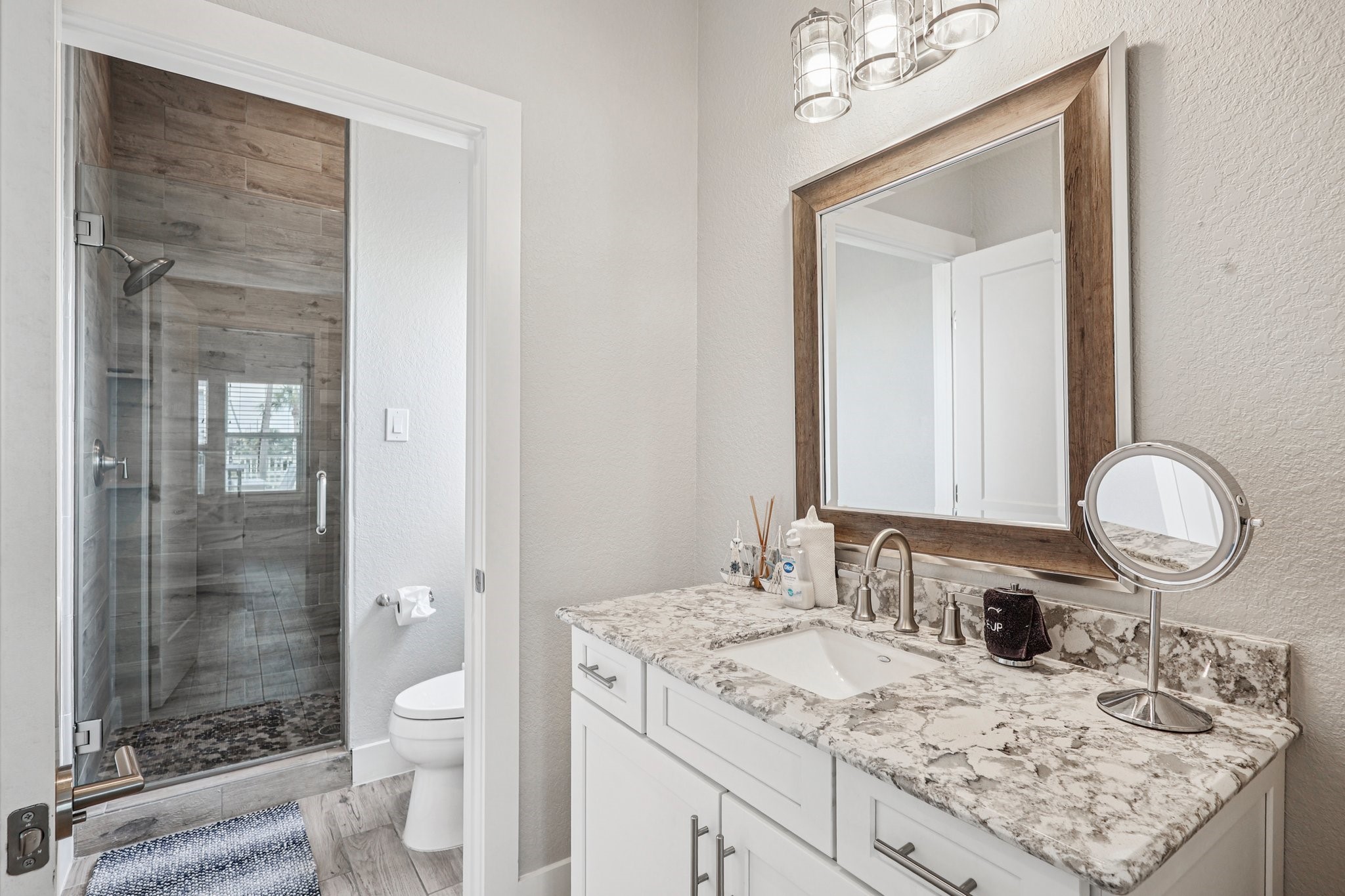 Modern En Suite bathroom with
 granite countertops