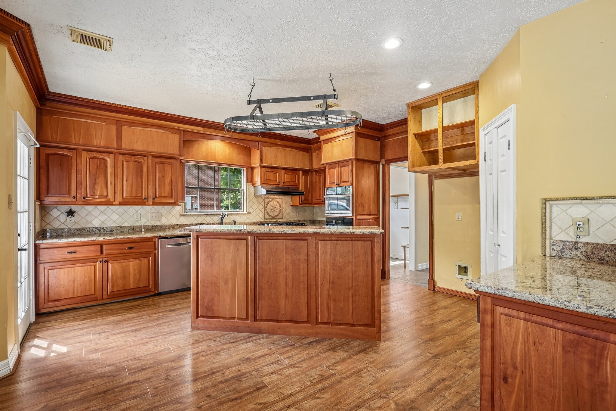 907 Remington Court, Friendswood, TX 77546