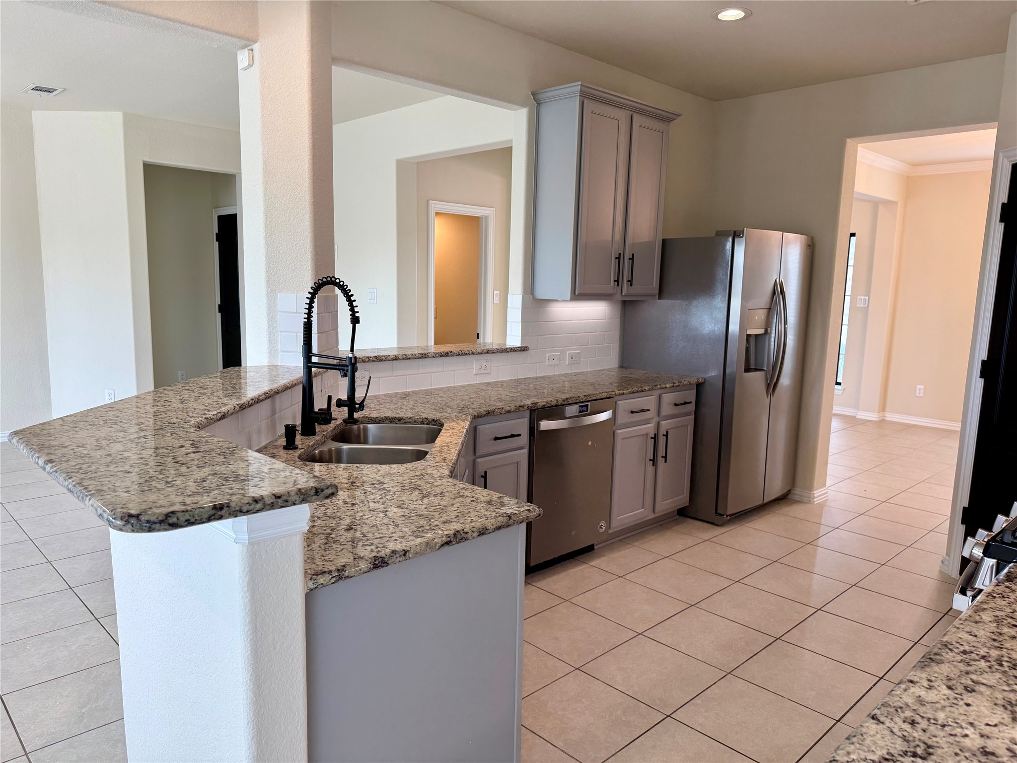 Granite counters, Kitchen open to family room and breakfast room Granite counters, Kitchen open to family room and breakfast room