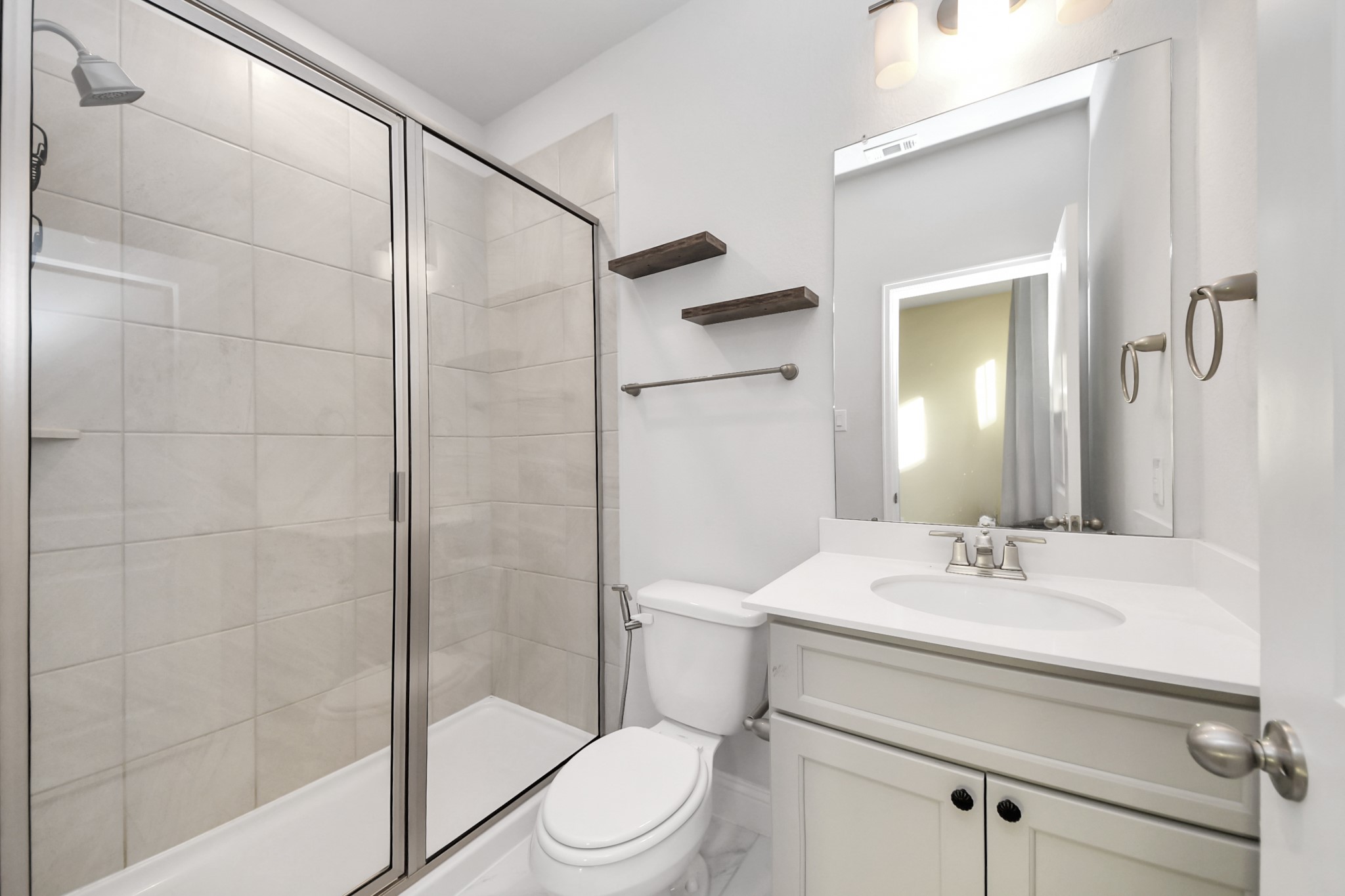 First-floor secondary full bathroom