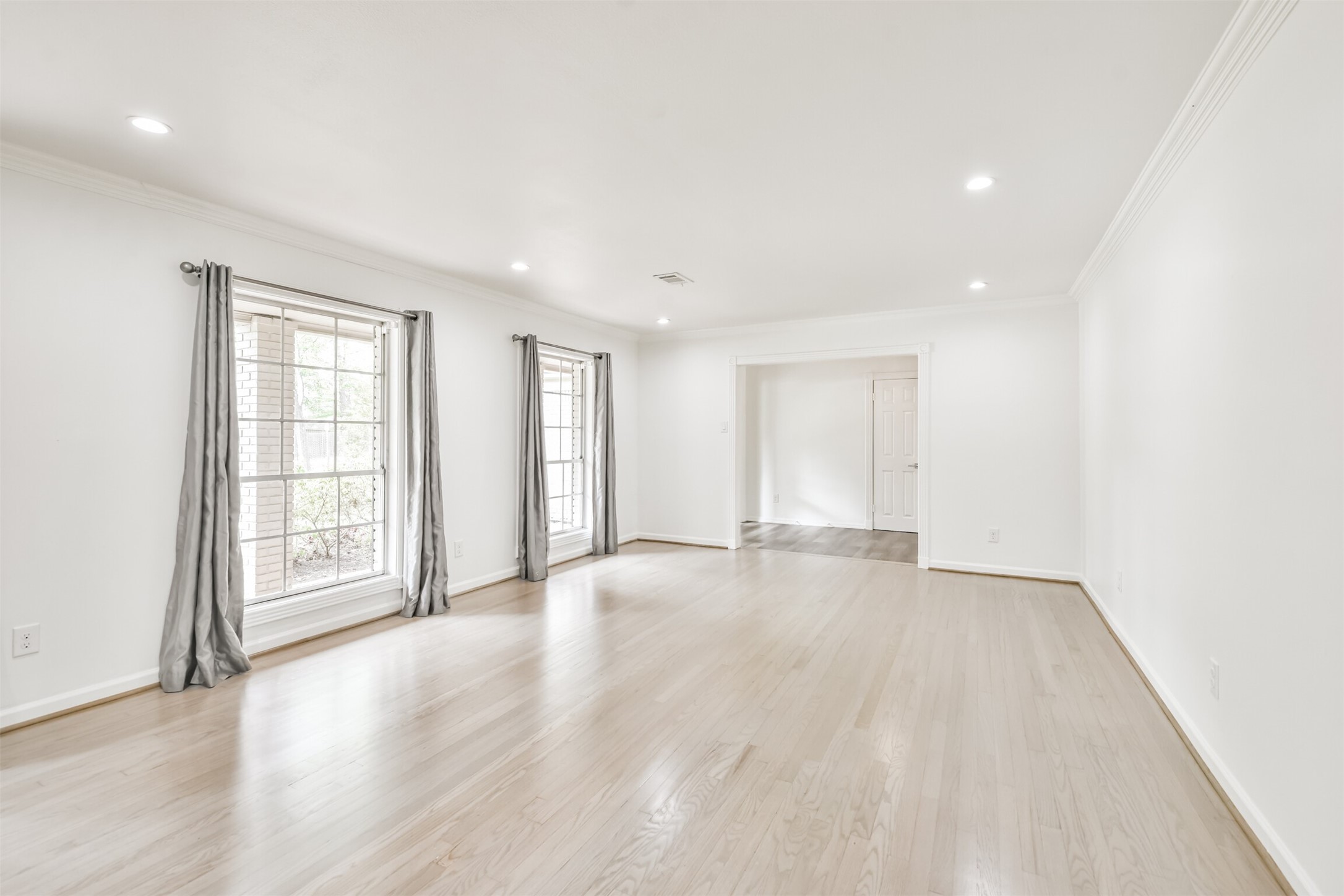 SPACIOUS FORMAL LIVING SPACIOUS FORMAL LIVING