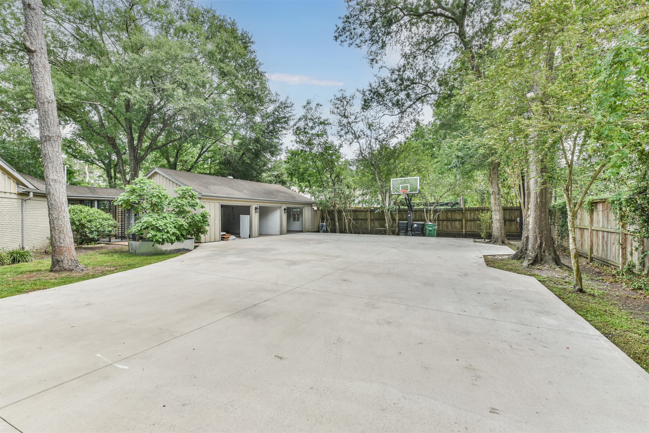 XL DRIVEWAY FITS 6-10 CARS + 2 car garage + bonus 3rd office/flex space (300sq ft. space)