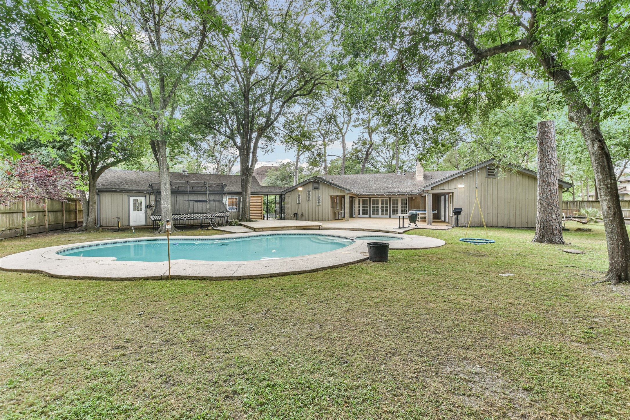 1/2 acre private loot w/pool!