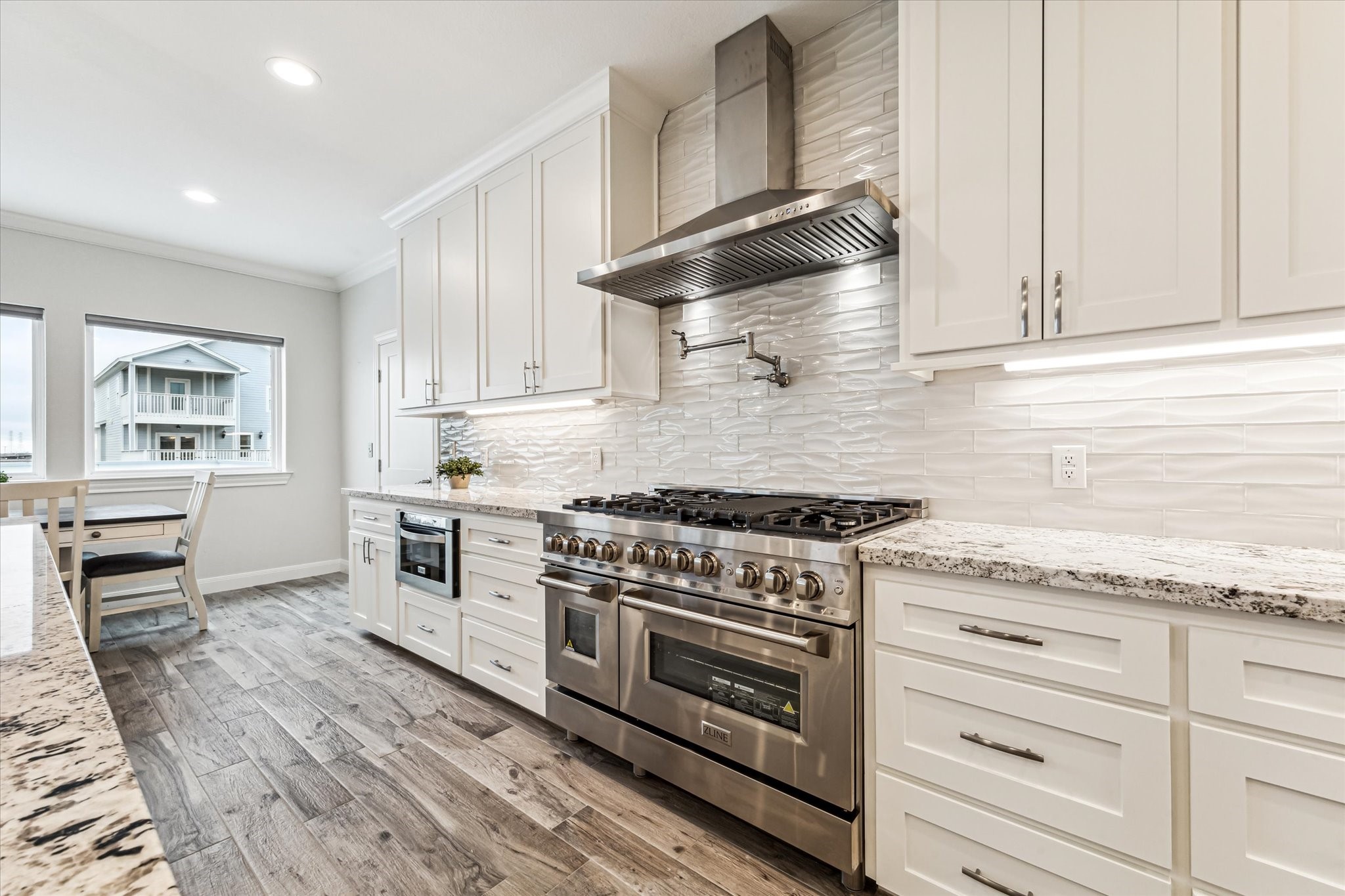 430 Amanda Circle, Tiki Island, TX 77554
