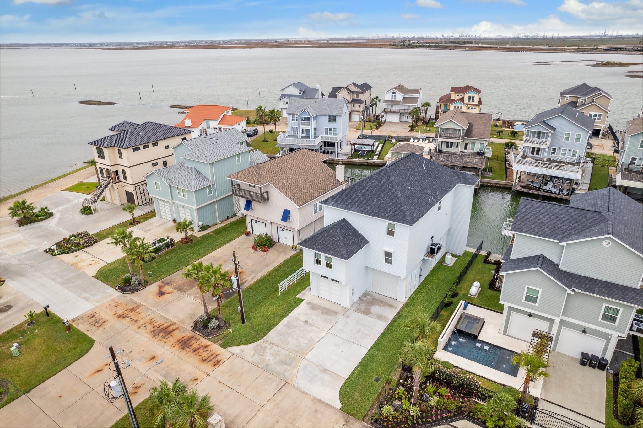430 Amanda Circle, Tiki Island, TX 77554