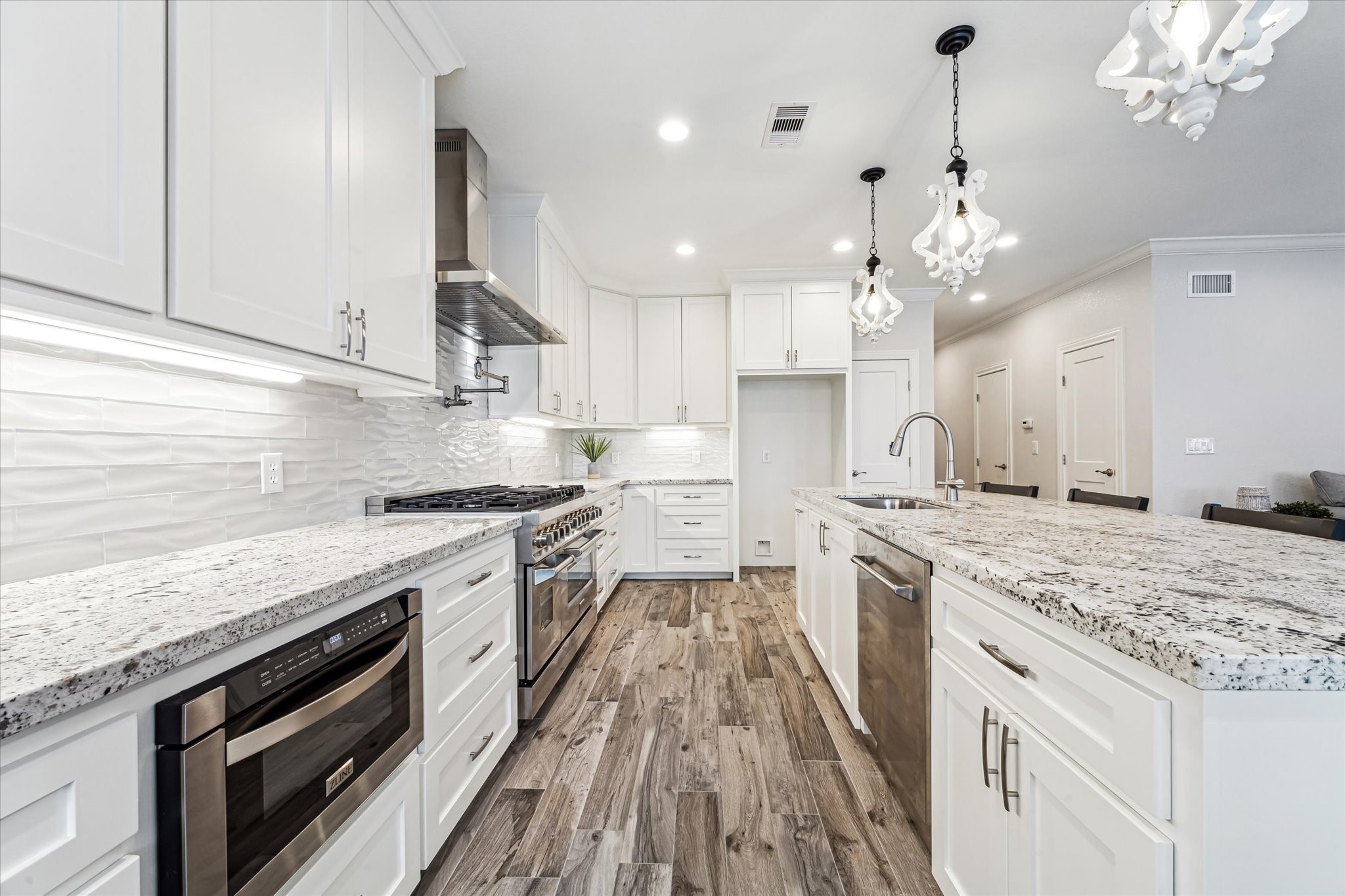 430 Amanda Circle, Tiki Island, TX 77554