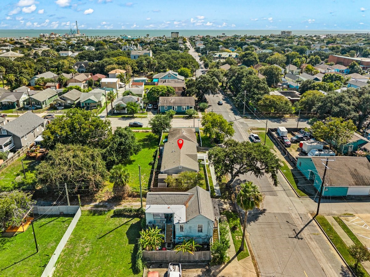 Just minutes from Galvestons Seawall, sandy beaches, restaurants, and popular island attractions.