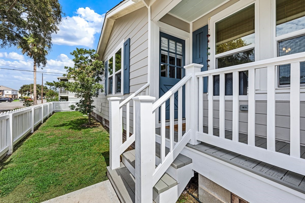 Fully fenced, low-maintenance yard at 1414 29th Street.