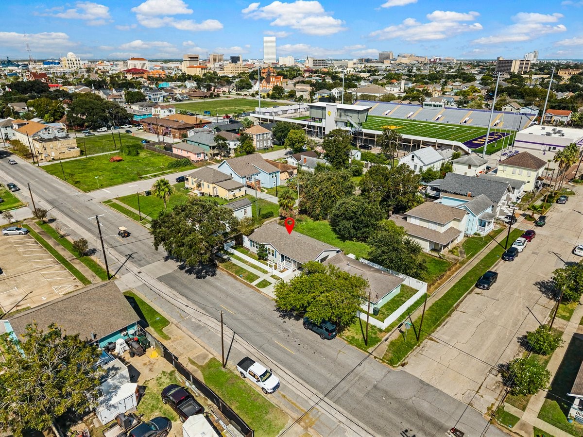 Conveniently located near Galveston's Historic Strand District, with shopping, dining, and entertainment just minutes away.