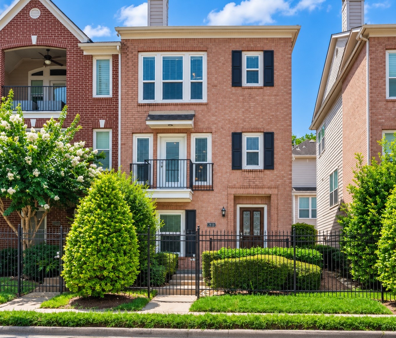 2615 W Dallas (end unit) Great location, one block from Whole Foods, coffee shops, restaurants and bars. 2615 W Dallas (end unit) Great location, one block from Whole Foods, coffee shops, restaurants and bars.