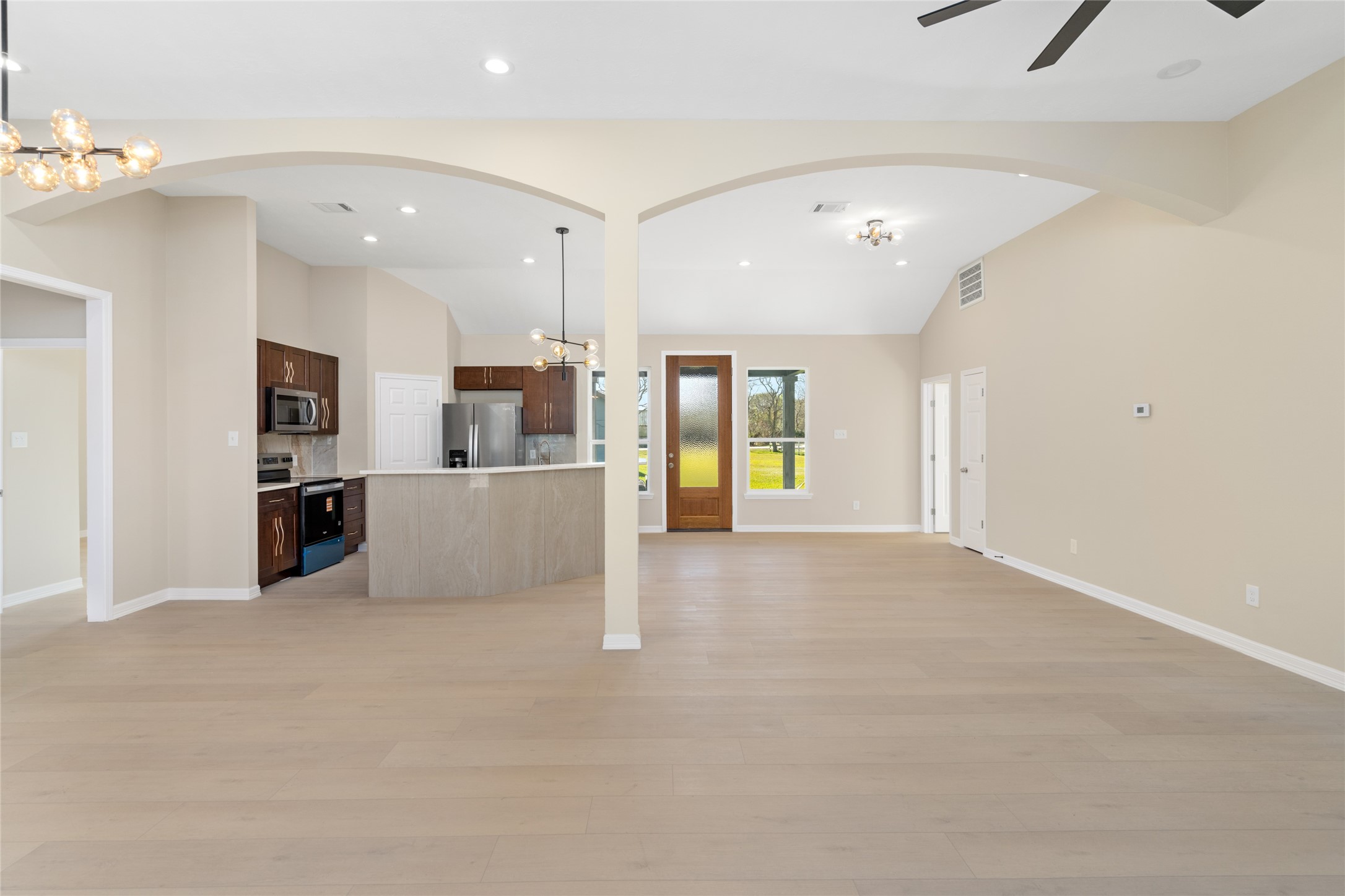 Step into the airy, openconcept living area where
natural light floods the space,
accentuating the soaring
ceilings and soft, neutral
palette. Perfect for modern
living and entertaining.