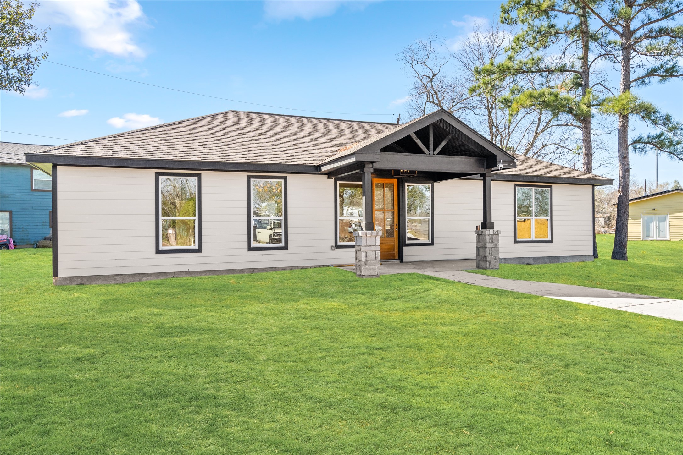 This closer angle emphasizes
the expansive driveway and
well-kept lawn, highlighting
the propertys curb appeal
and thoughtful exterior
design.