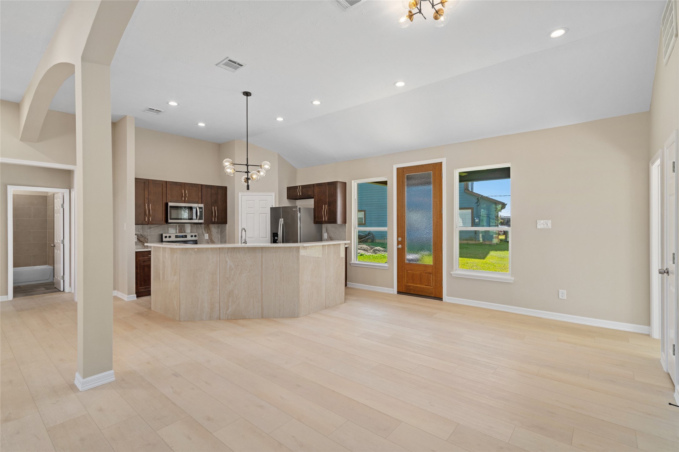 The light-filled space features
pristine finishes, high
ceilings, and a harmonious
layout that invites effortless
day-to-day living.