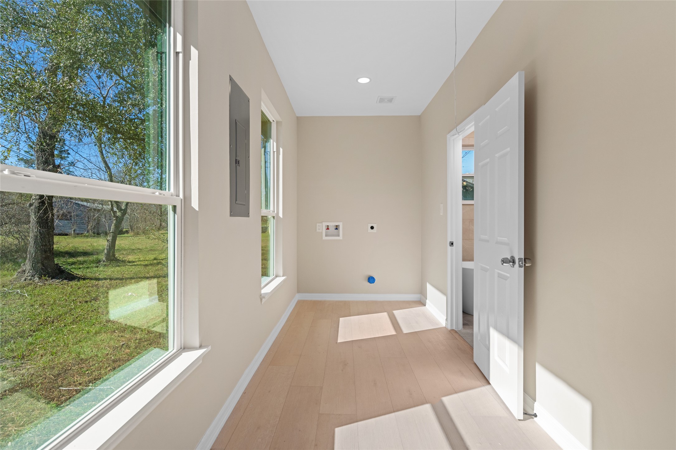Bright, versatile room with
wall-to-wall windows that
invite the outdoors in. Ideal
for an office, playroom, or
sunroom.
