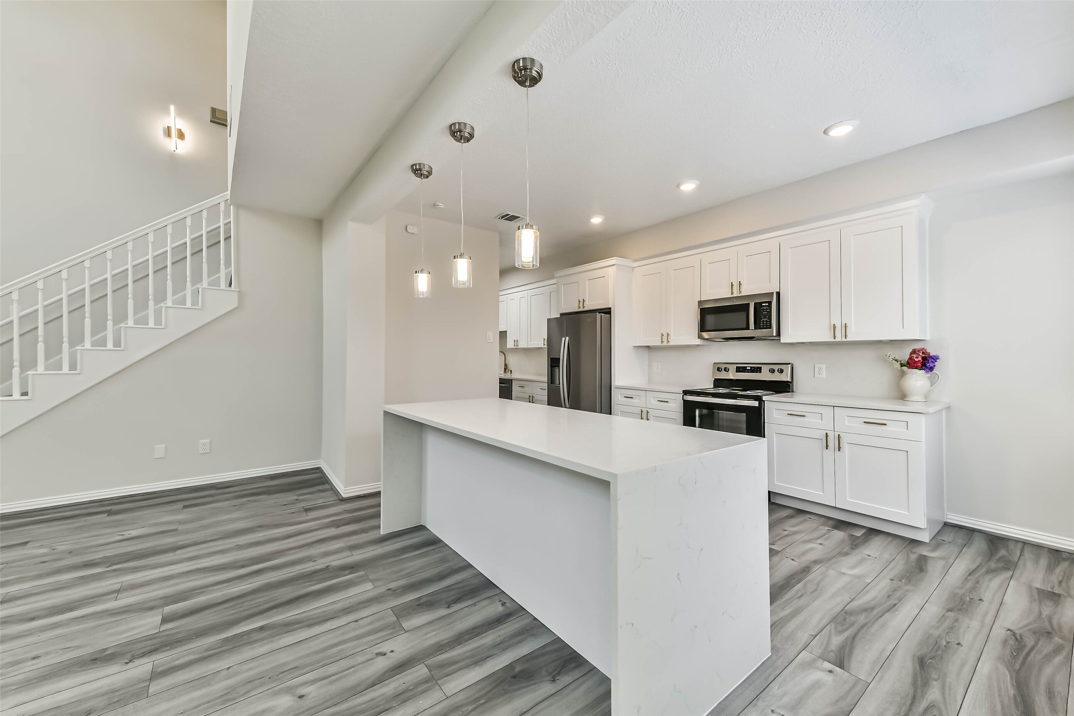 There is a kitchen/dining combo with an eat in breakfast bar. There is a kitchen/dining combo with an eat in breakfast bar.
