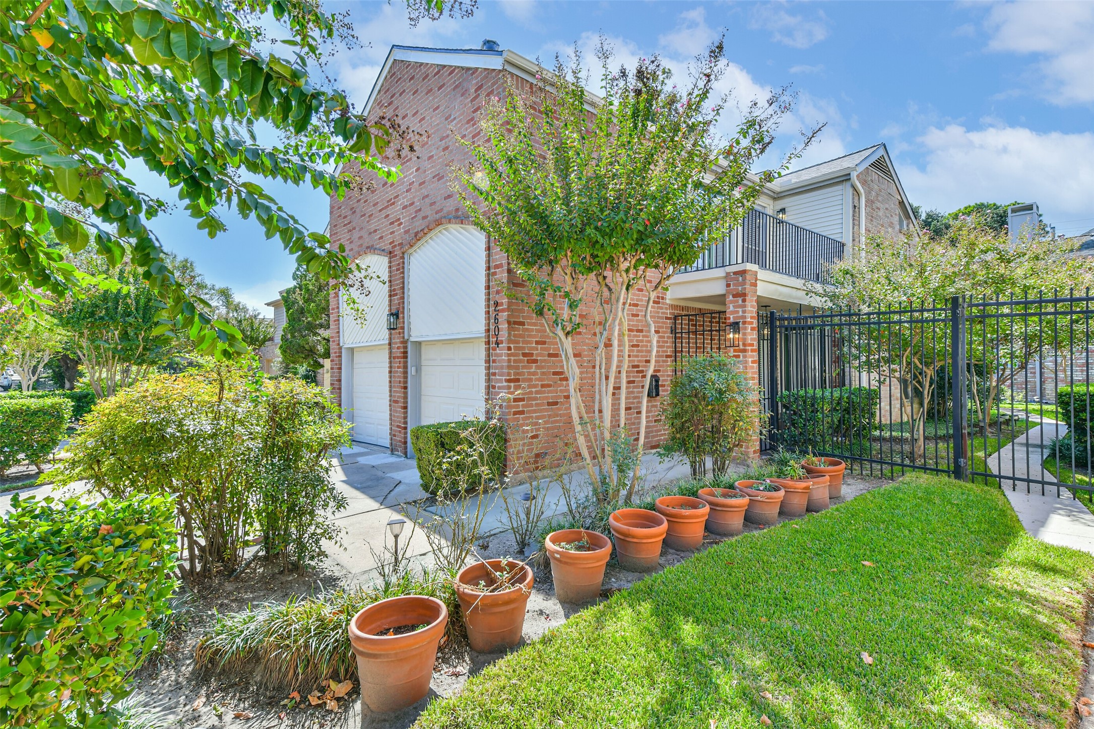 This beautifully updated 2 bedroom, 2.5 bath home is for rent in the Royal Oaks area. This beautifully updated 2 bedroom, 2.5 bath home is for rent in the Royal Oaks area.