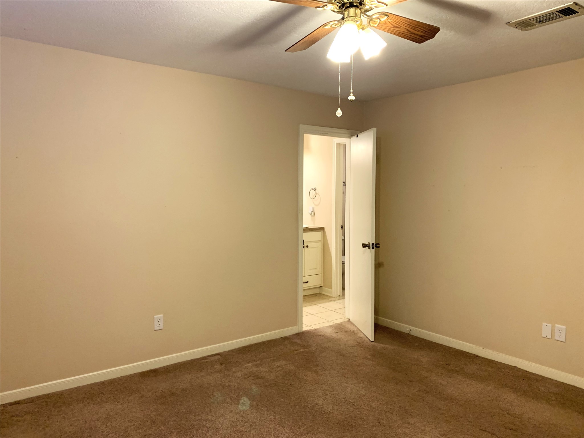 primary bedroom to bath