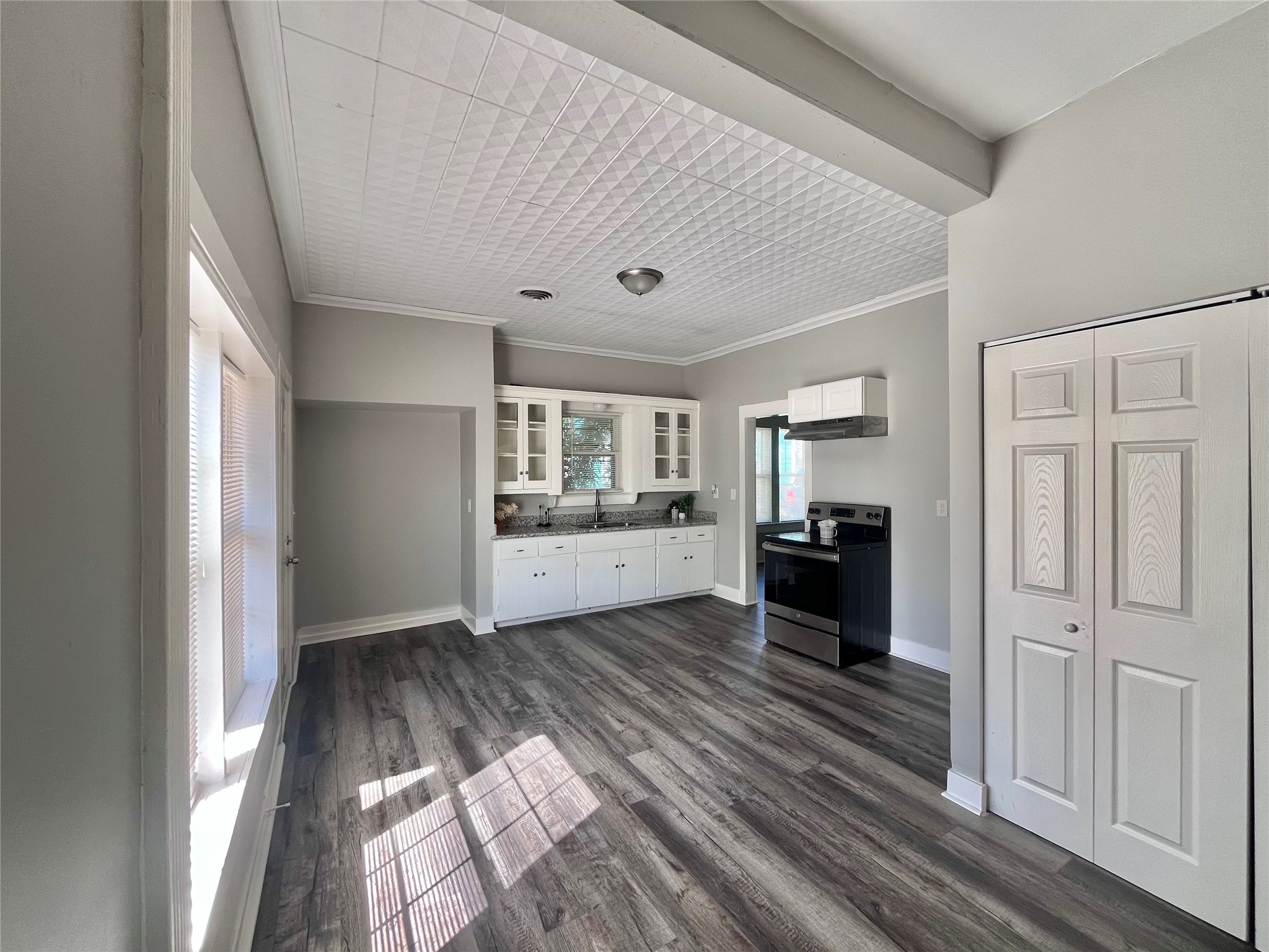 kitchen/breakfast area