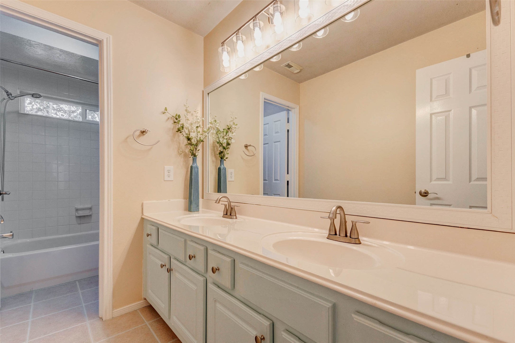 2nd full bathroom with 2 sinks on the 2nd floor
