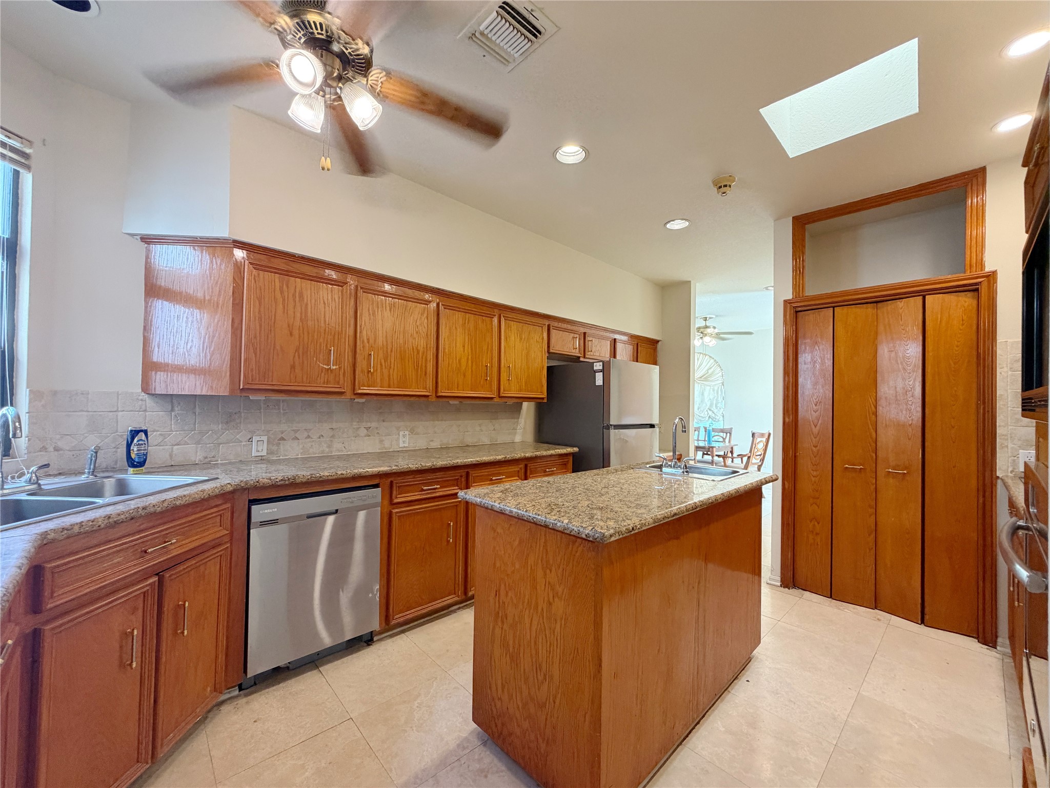 7110 W Mockingbird Lane, Pearland, TX 77584