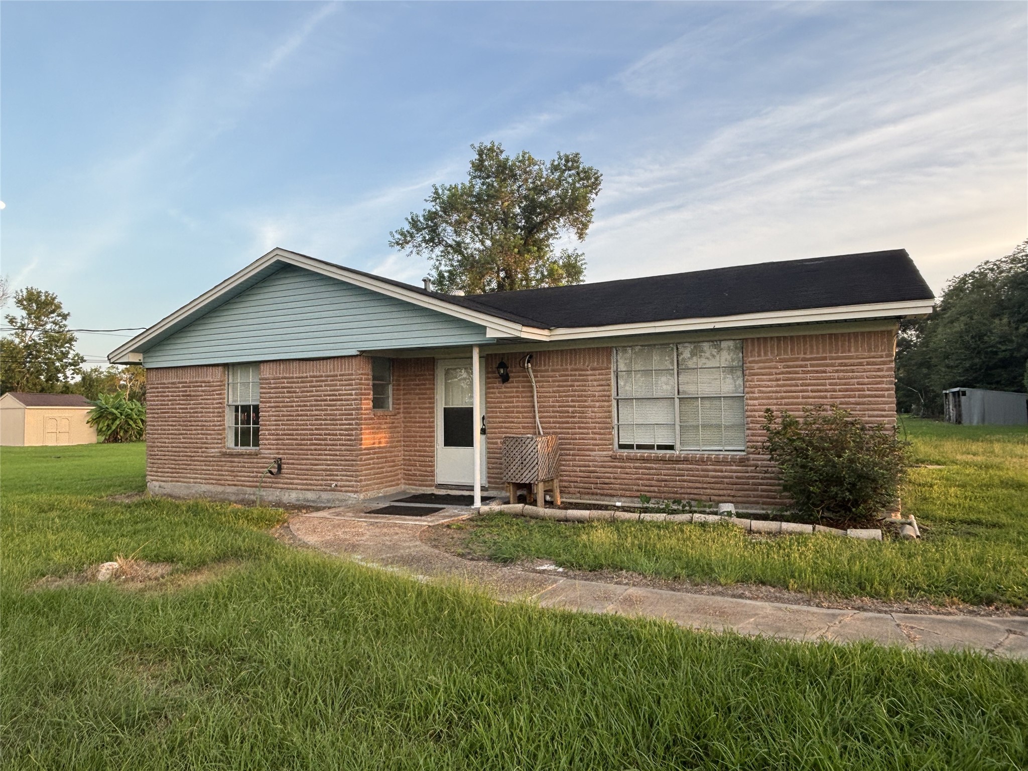 3/1.5/2 on 1 acre