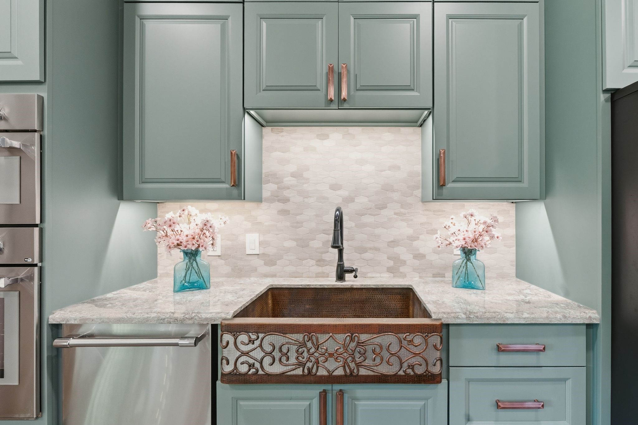 Stunning Copper Farmhouse Sink w/Copper Fixtures.