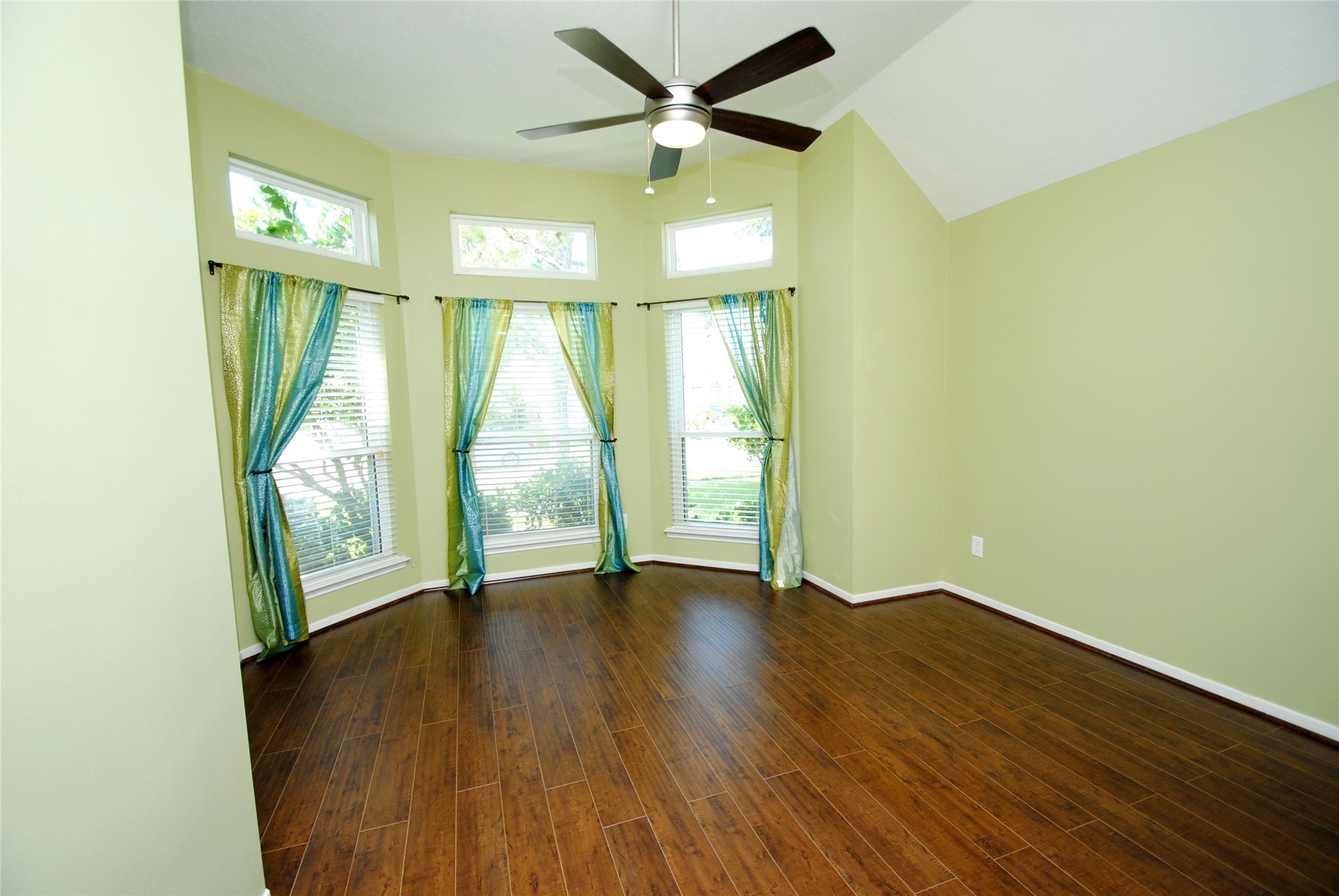 910 Allisa Street, Stafford, TX 77477