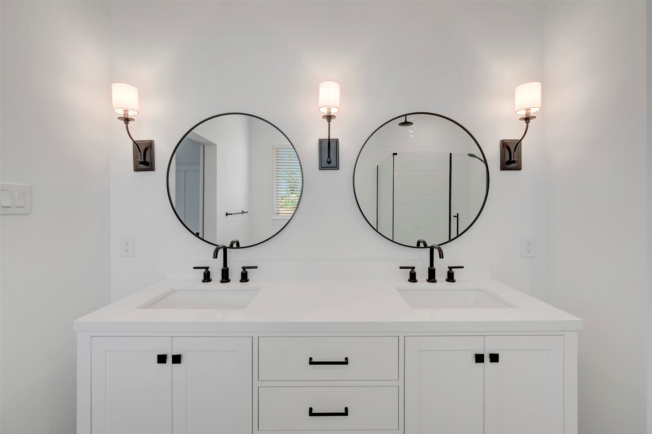 Double sinks in primary bath