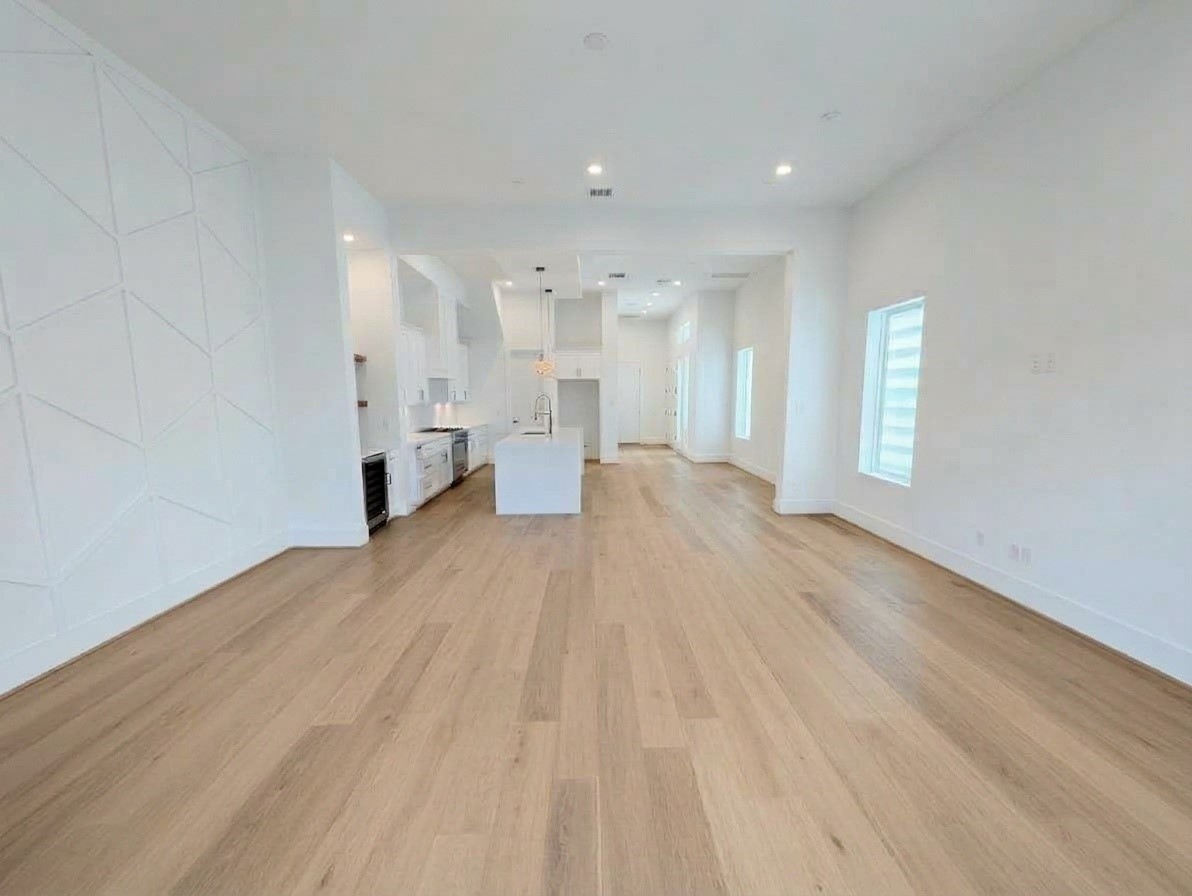 Multiple options of furnitue and decoration placement for this oversized living area! Multiple options of furnitue and decoration placement for this oversized living area!