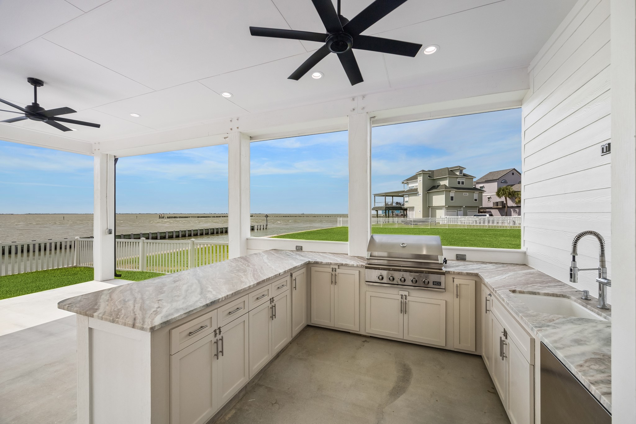 403 Hana Drive, Tiki Island, TX 77554