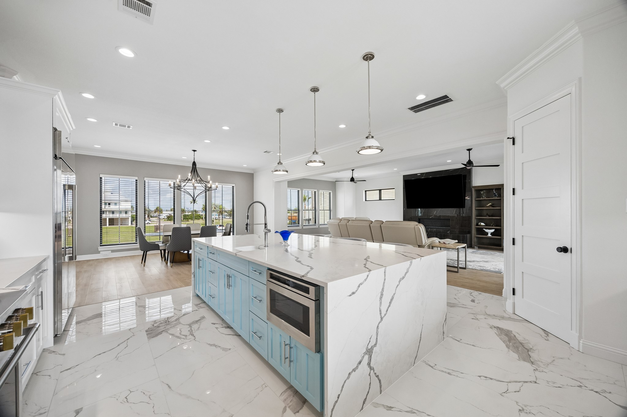 403 Hana Drive, Tiki Island, TX 77554