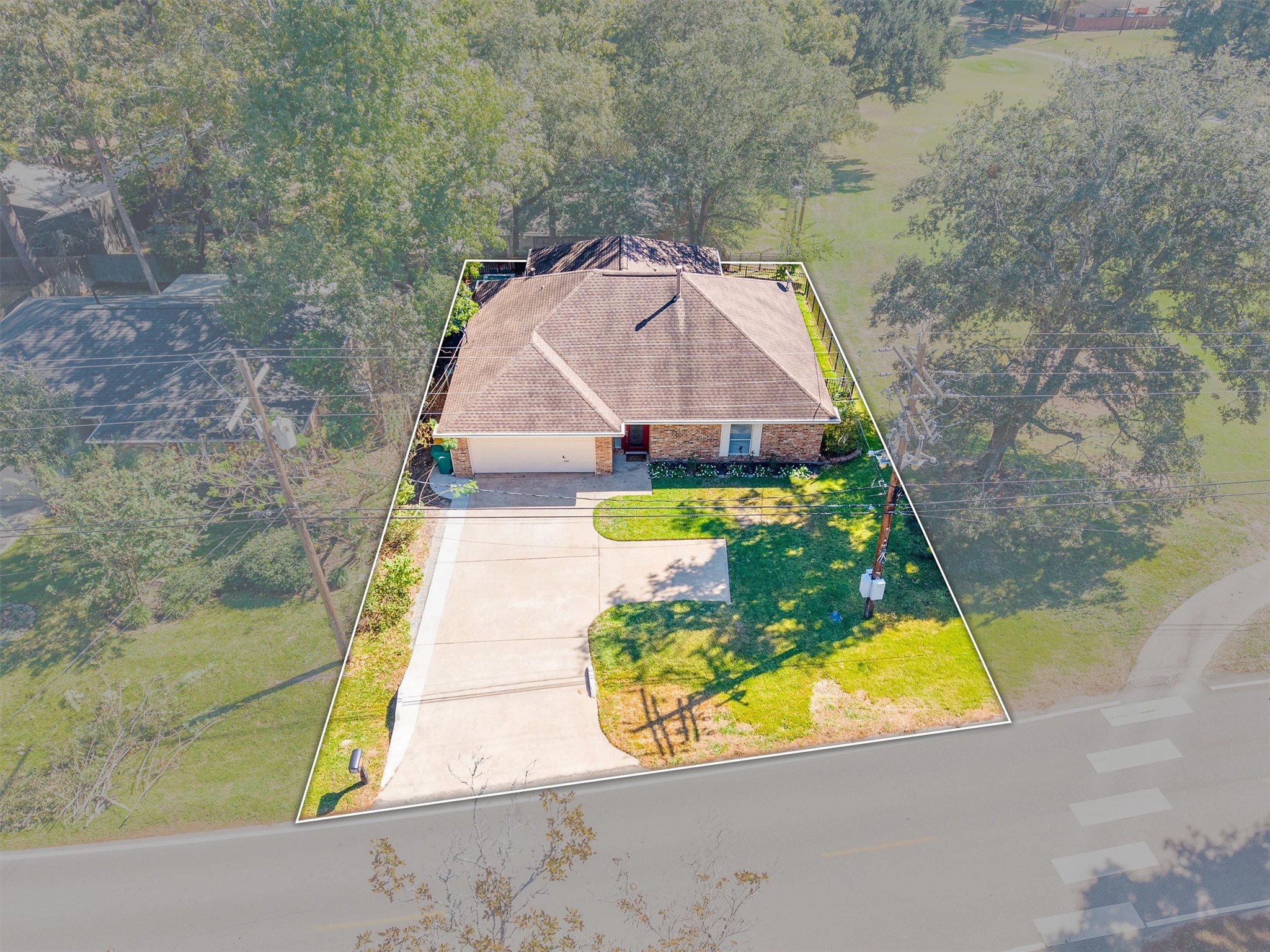 From above, you can see the full lot, from the widened driveway out front to the course sitting right alongside.
