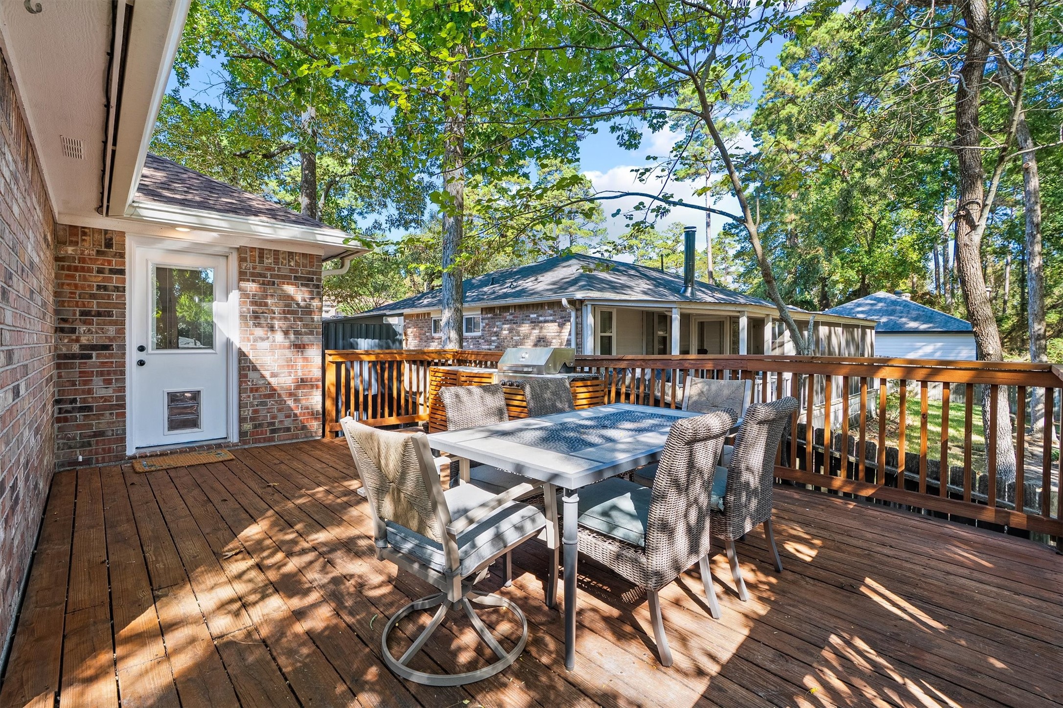 The deck connects straight to the kitchen door, which means dinner travels from the counter to the table in seconds.