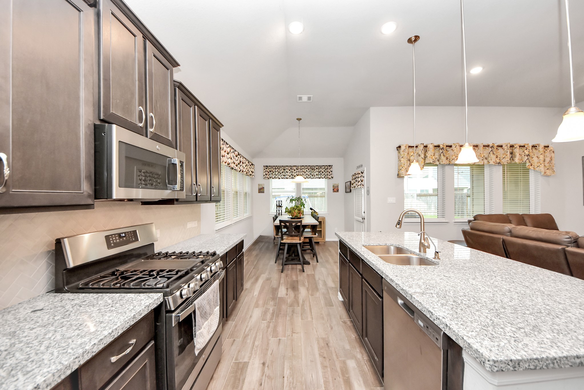 1859 Beau Banks Way, Alvin, TX 77511
