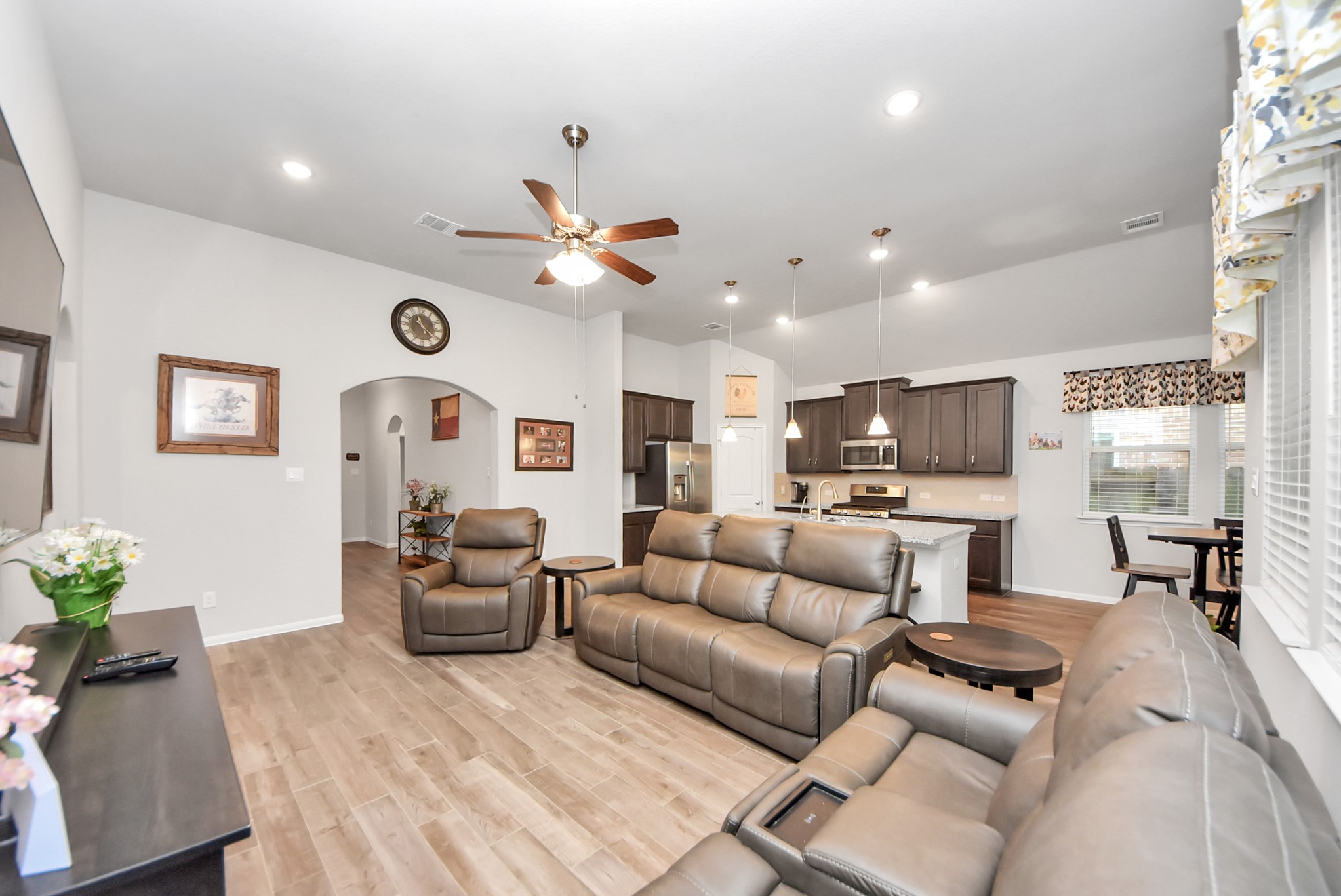 1859 Beau Banks Way, Alvin, TX 77511