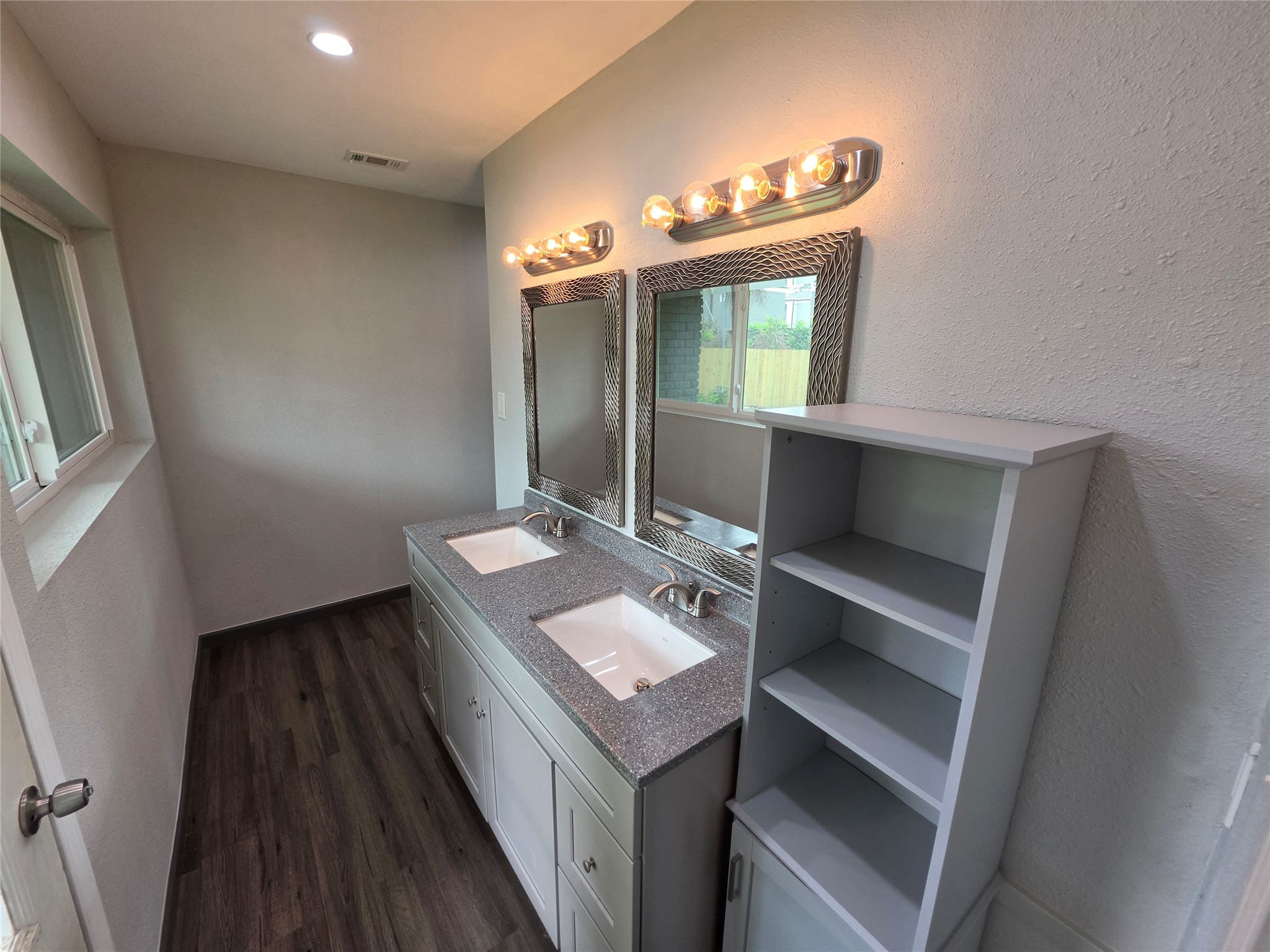 910 Royal Oak Drive, Dickinson, TX 77539