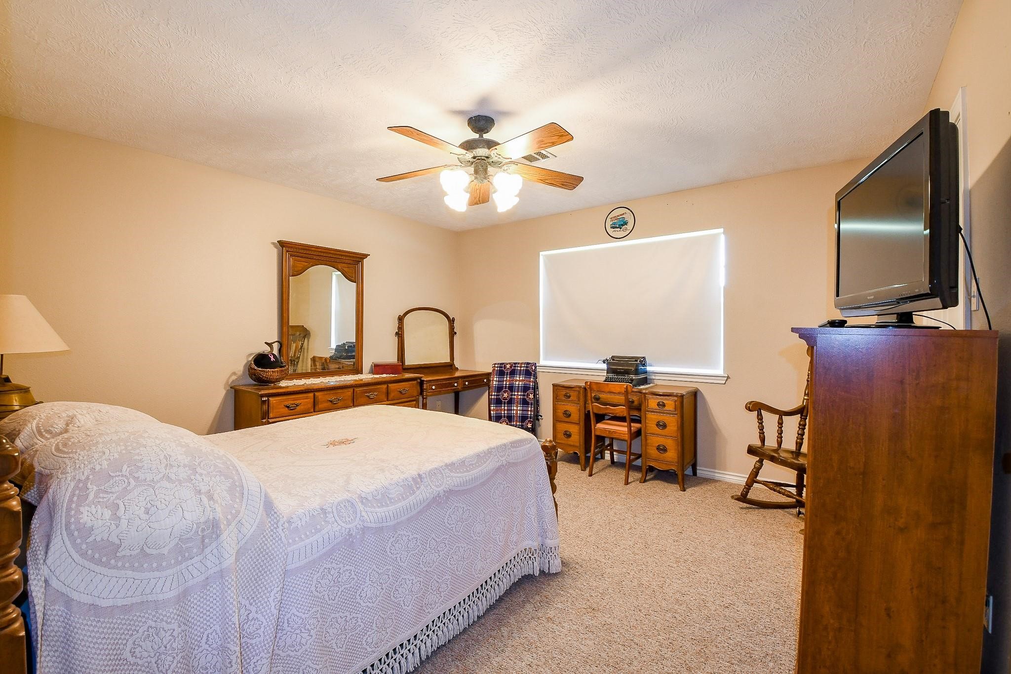 Large secondary bedroom in the secondary house
