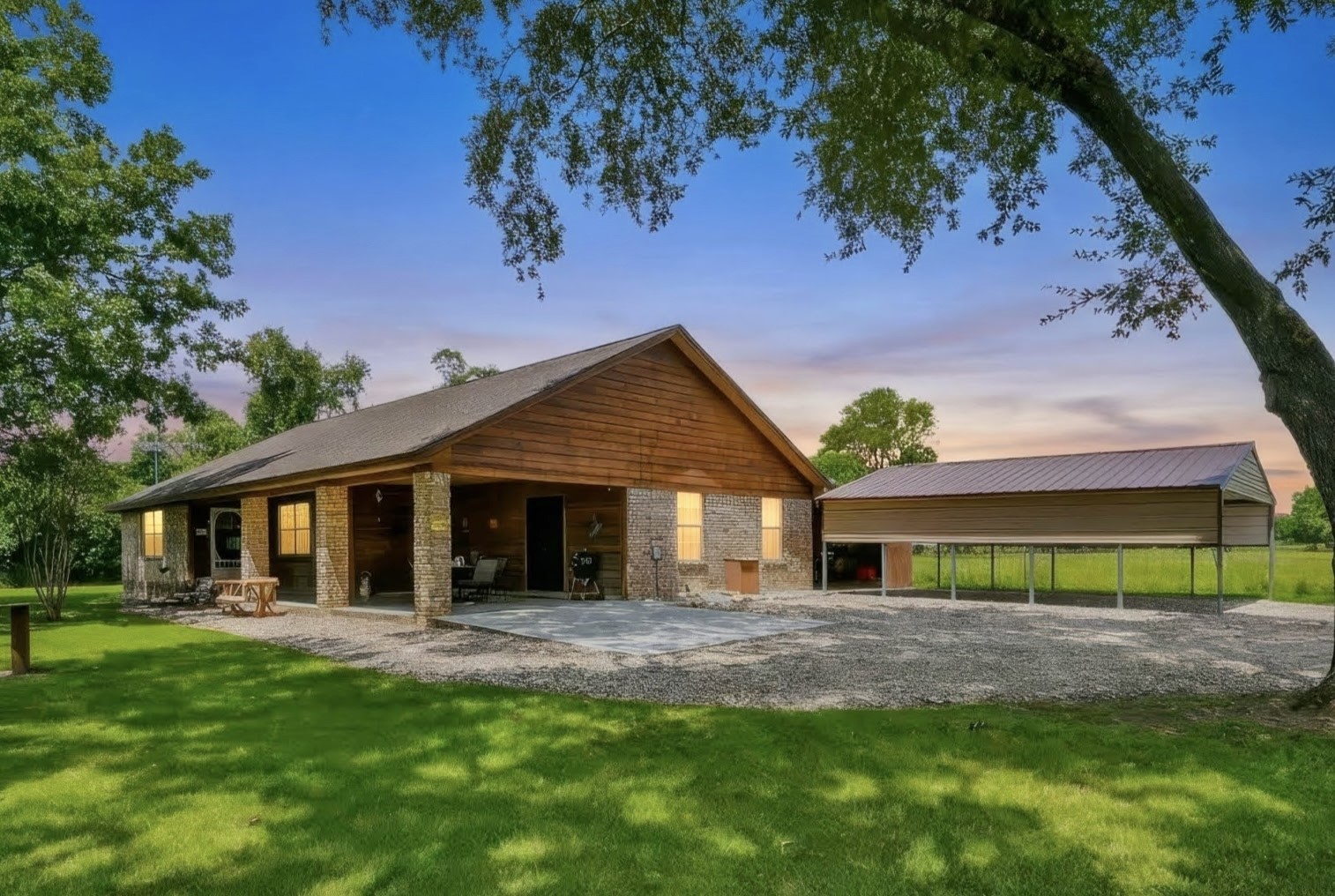 Secondary house with carport