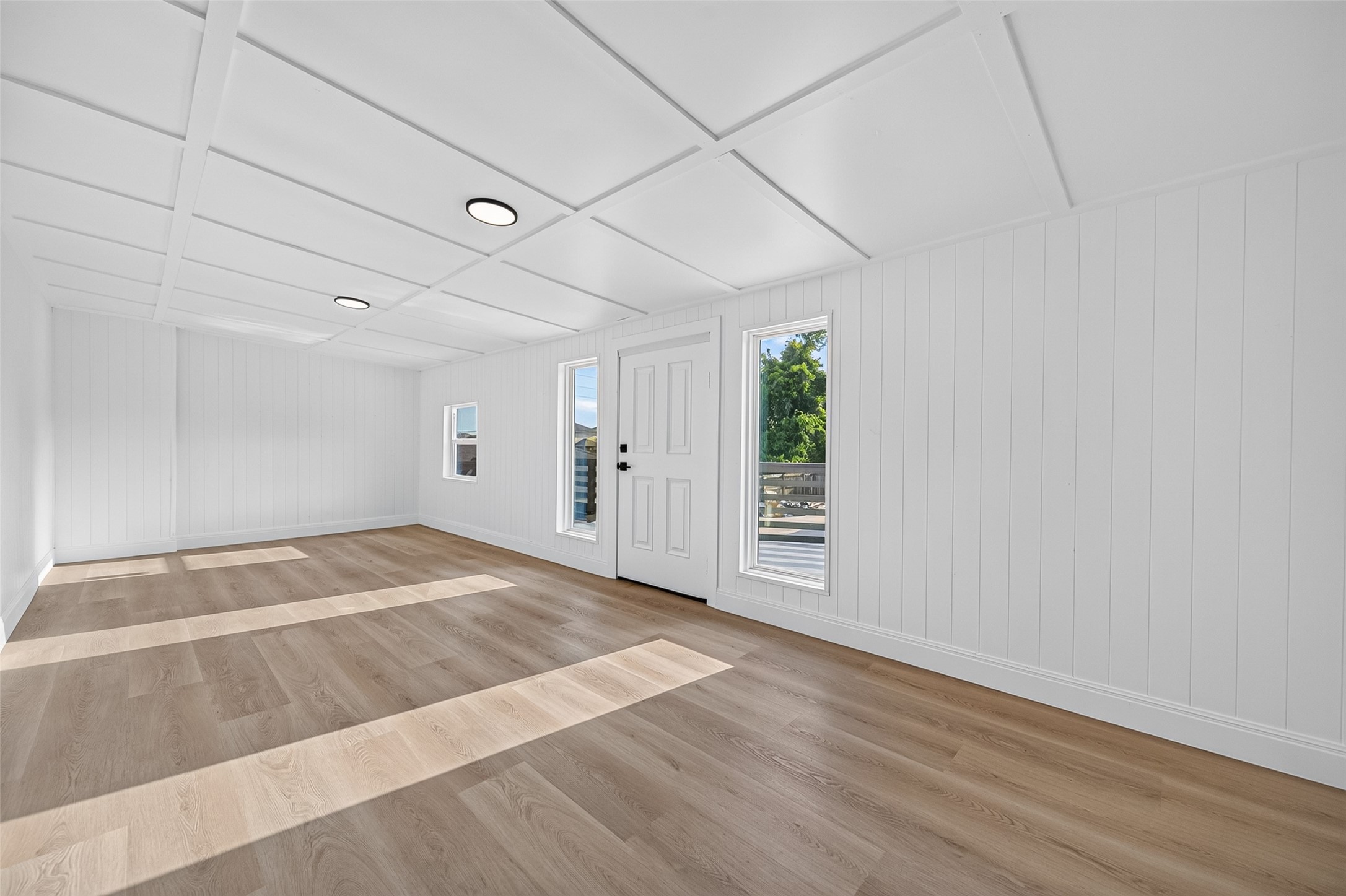 Spacious Flex Space- Ideal for game room or office