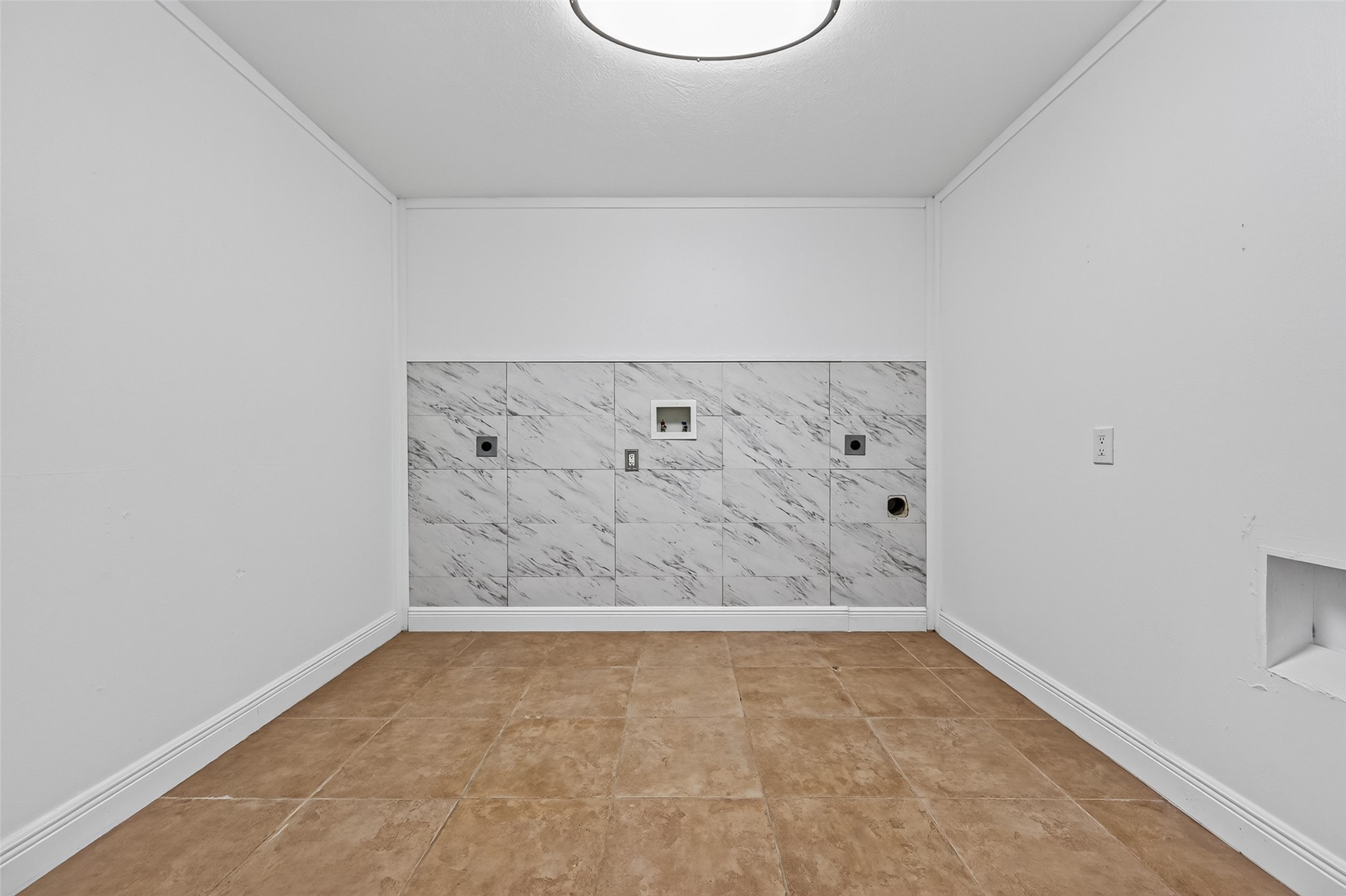 Laundry area behind kitchen