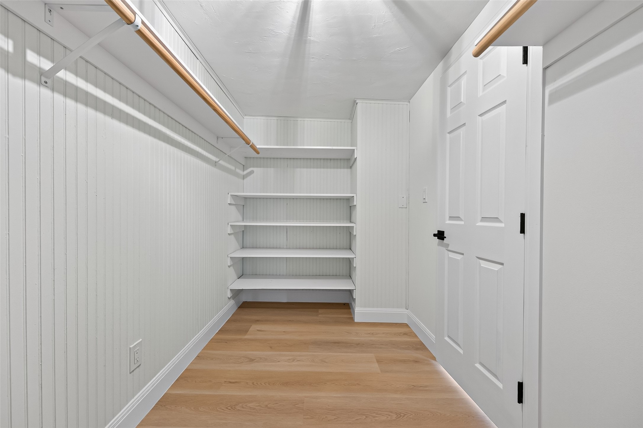Bedroom 2 walking closet
