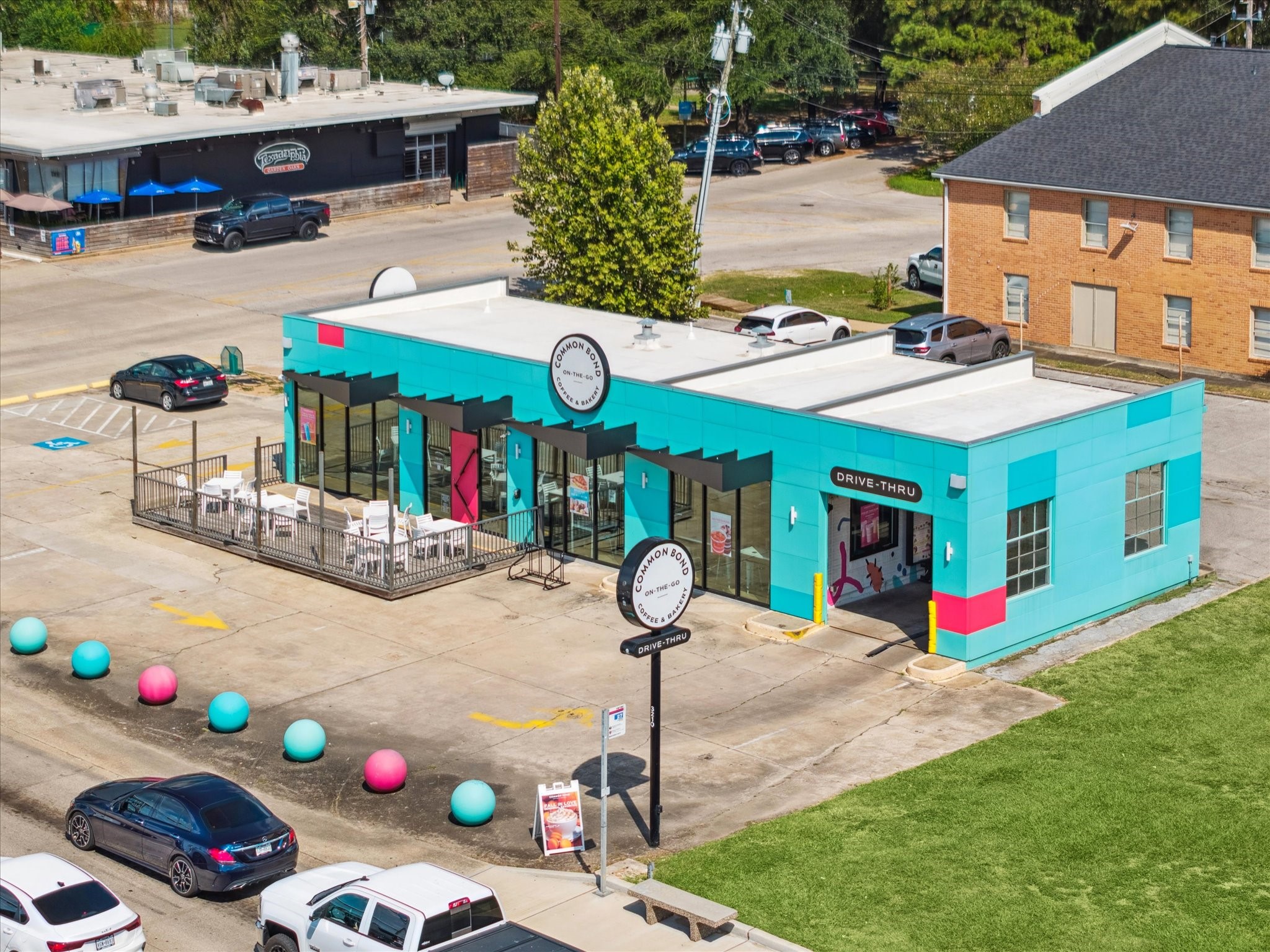 Common Bond On-The-Go brings vibrant energy to Garden Oaks with its eye-catching design and inviting patio. A local favorite for morning coffee runs or casual meetups, this spot serves the same signature pastries and handcrafted drinks the brand is known for, all with the convenience of a drive-thru.