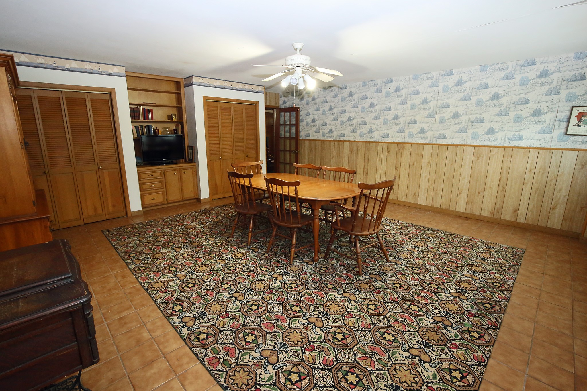 Abundant natural light fills this inviting space!