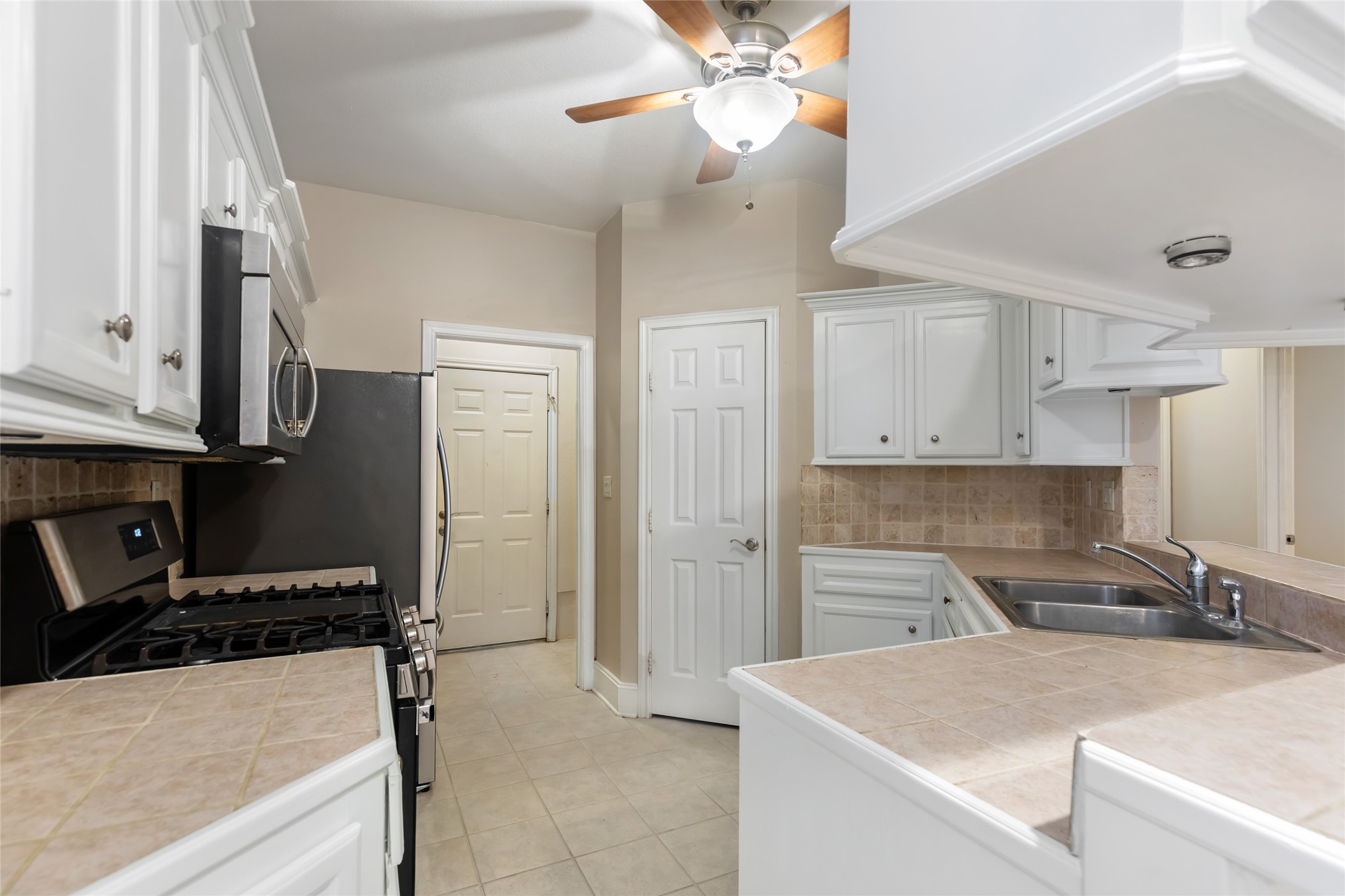 108 Harbour Town Circle, Conroe, TX 77356
