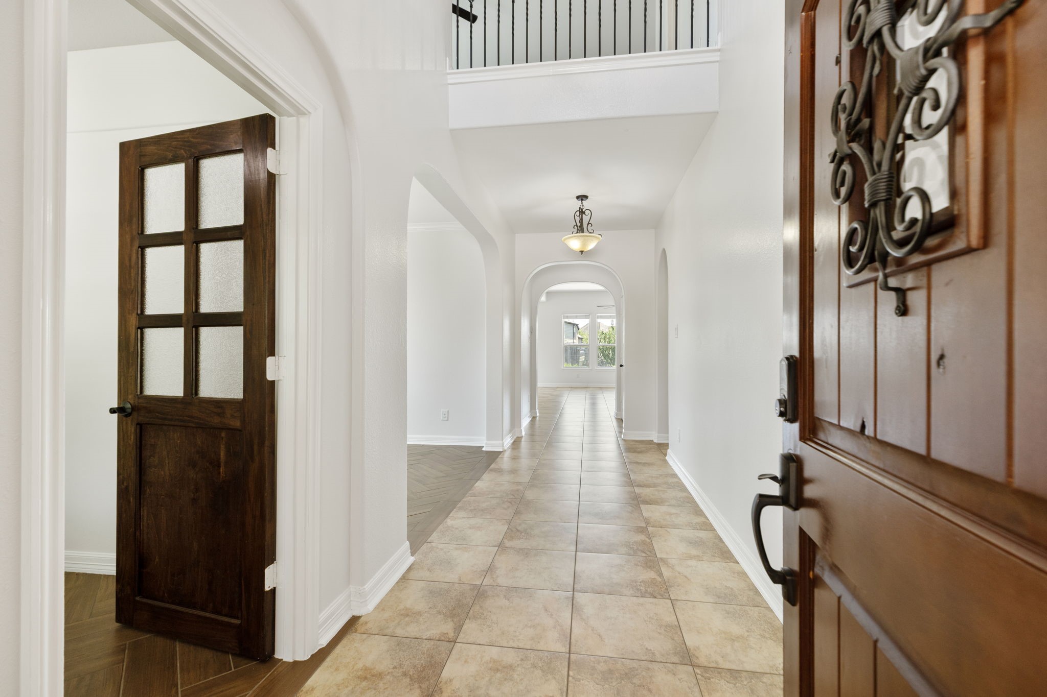 High ceiling entry wayl
